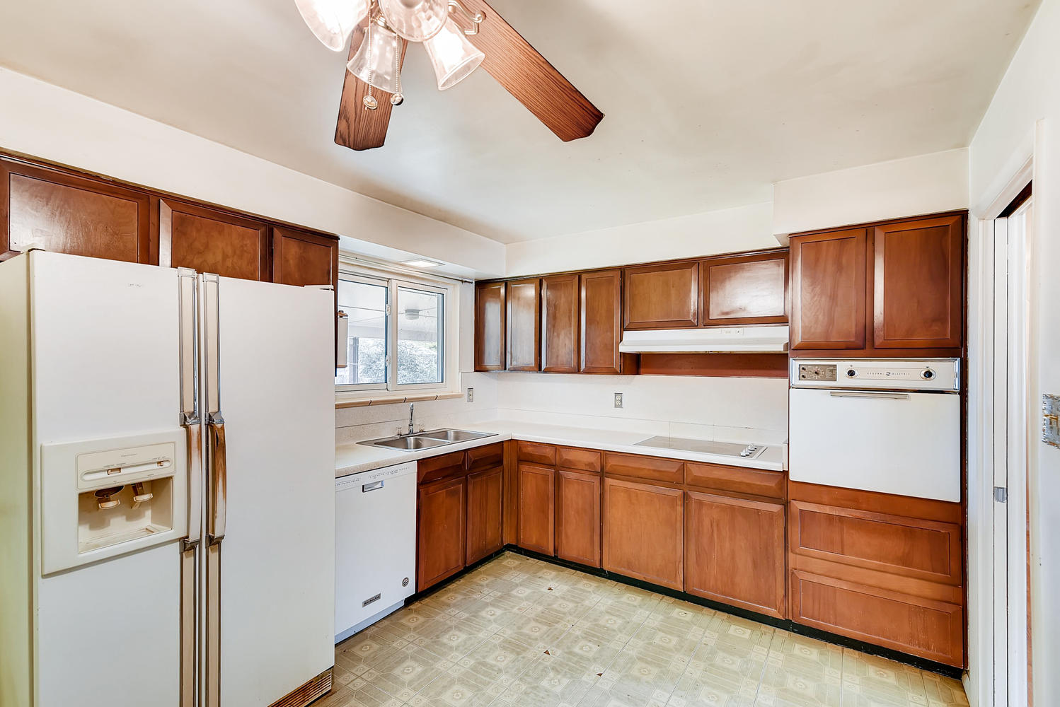 REAL ESTATE LISTING: 1025 W 101st Place Northglenn Kitchen