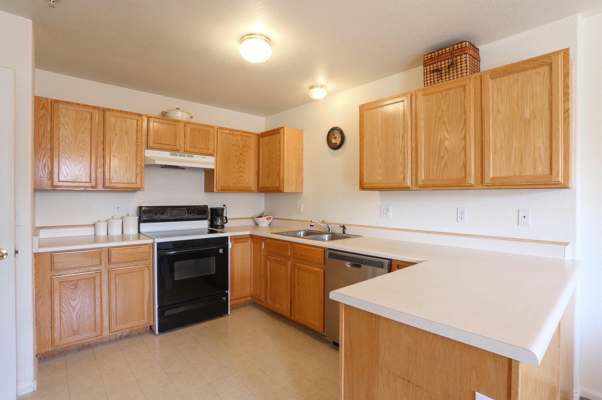 REAL ESTATE LISTING: 1601 Great Western Dr Longmont Kitchen