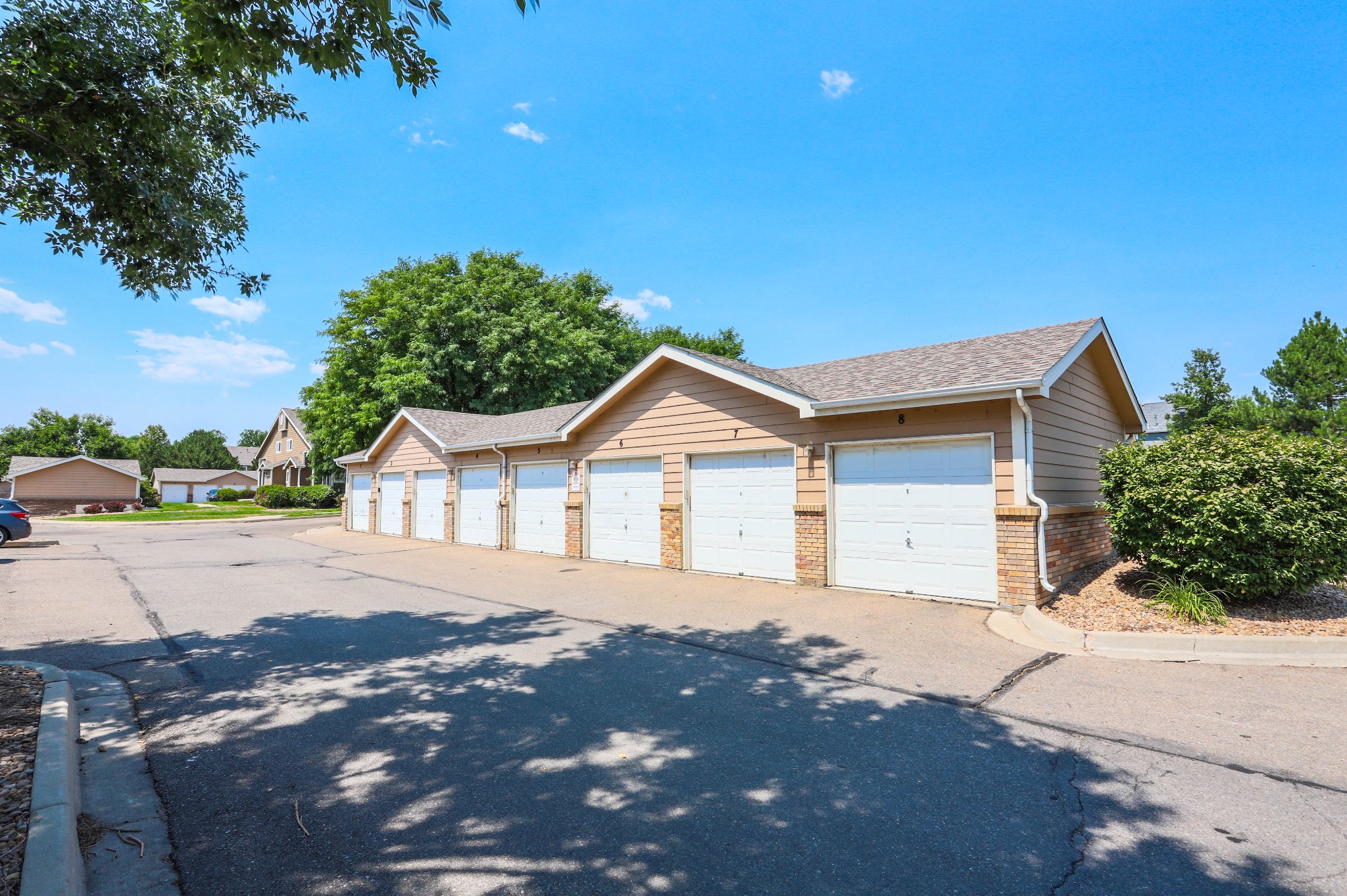 REAL ESTATE LISTING: 1601 Great Western Dr Longmont Garage