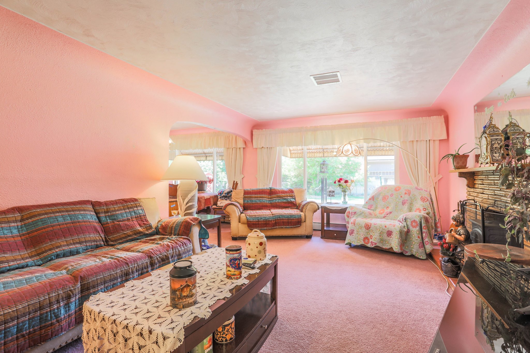 REAL ESTATE LISTING: 75 Zephyr St Lakewood Living Room