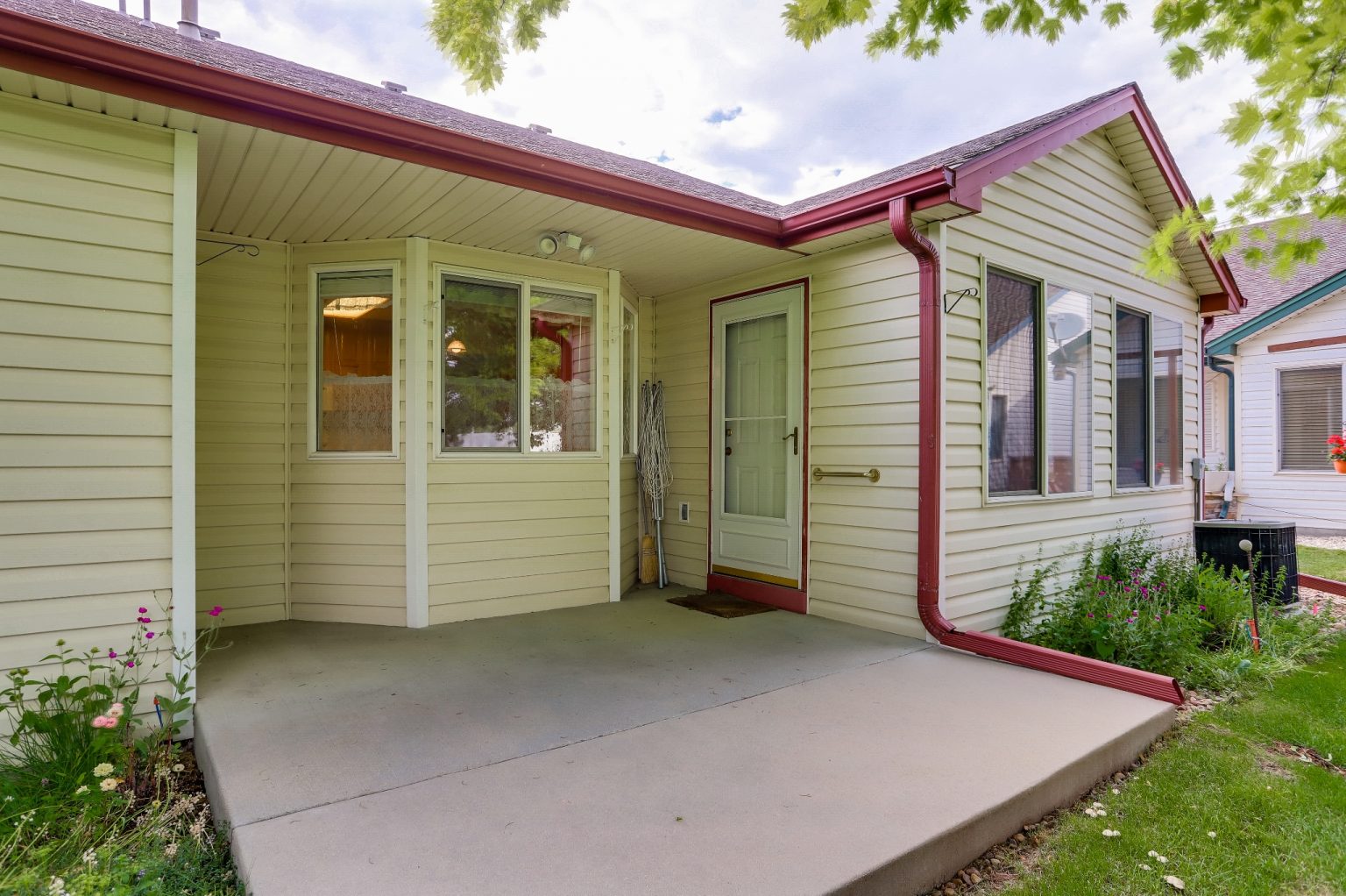 REAL ESTATE LISTING: 1730 Grove Ct Longmont Patio