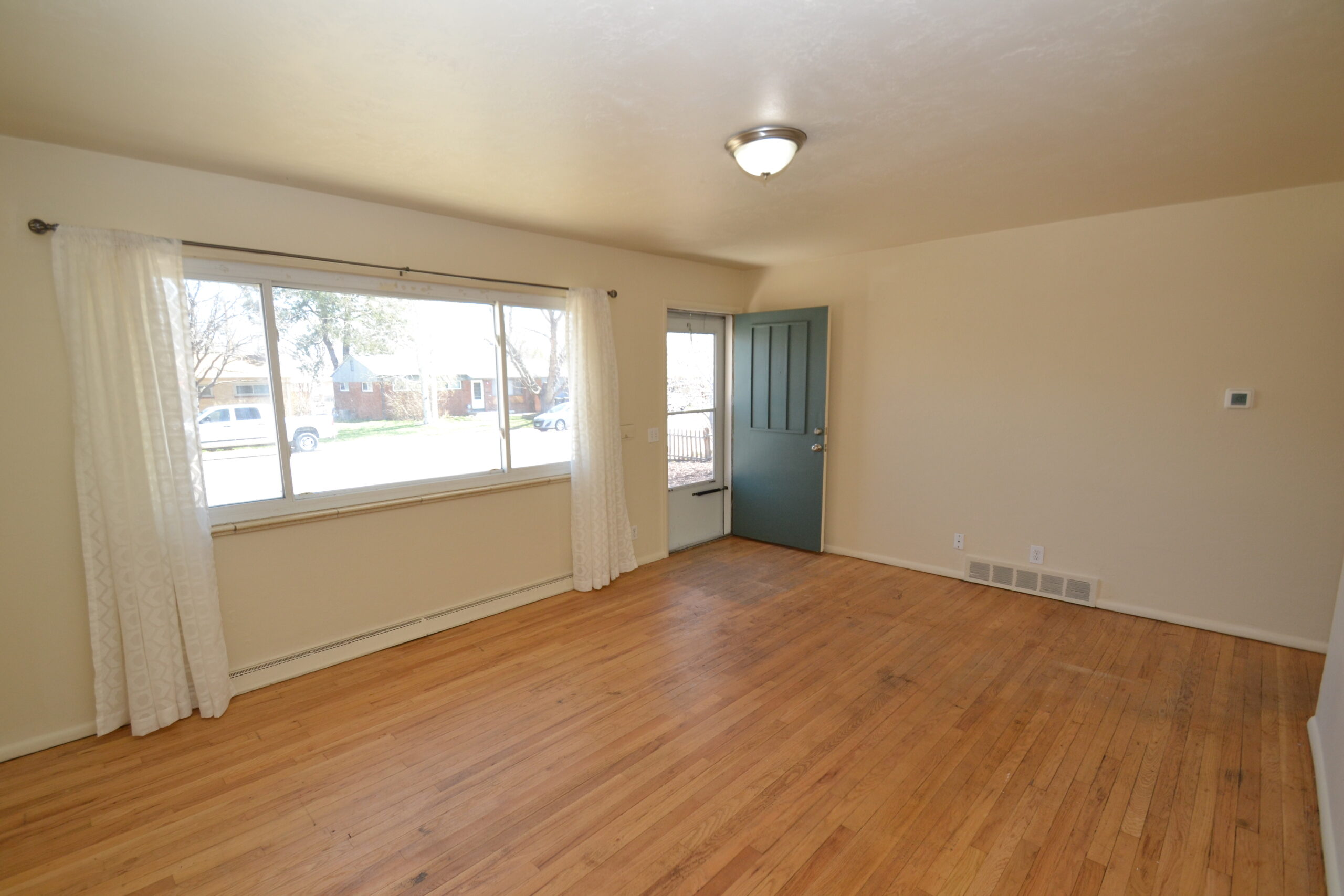 REAL ESTATE LISTING: 2519 14th Ave Living Room