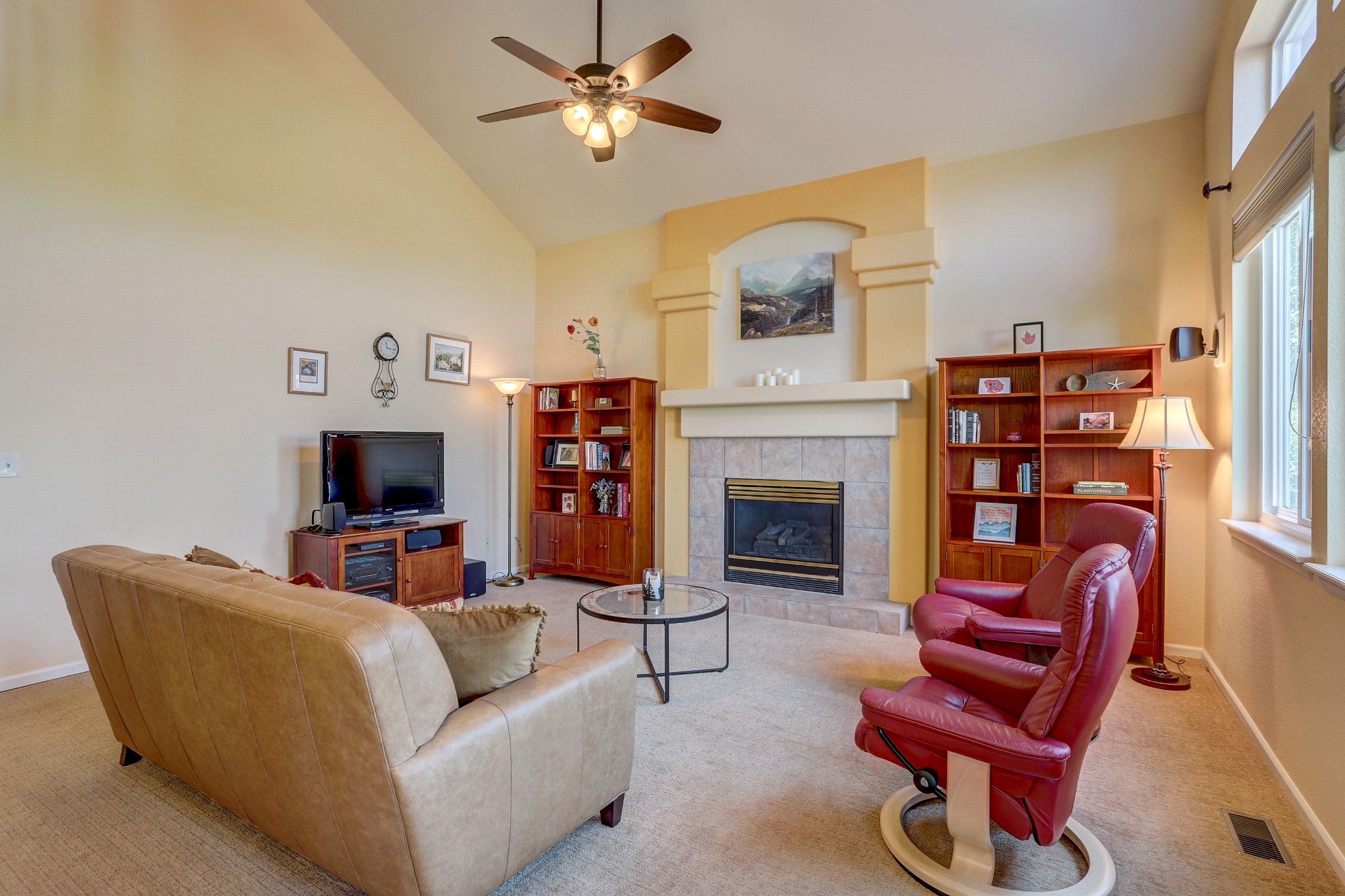REAL ESTATE LISTING: 610 Clarendon Drive Longmont Family Room