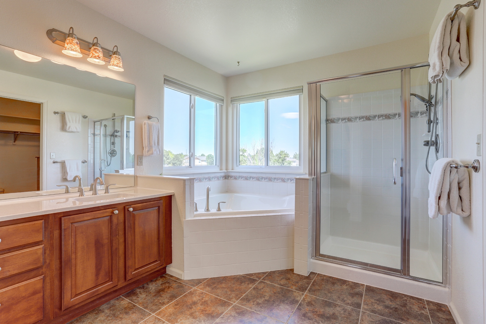 REAL ESTATE LISTING: 610 Clarendon Drive Longmont Primary Bath