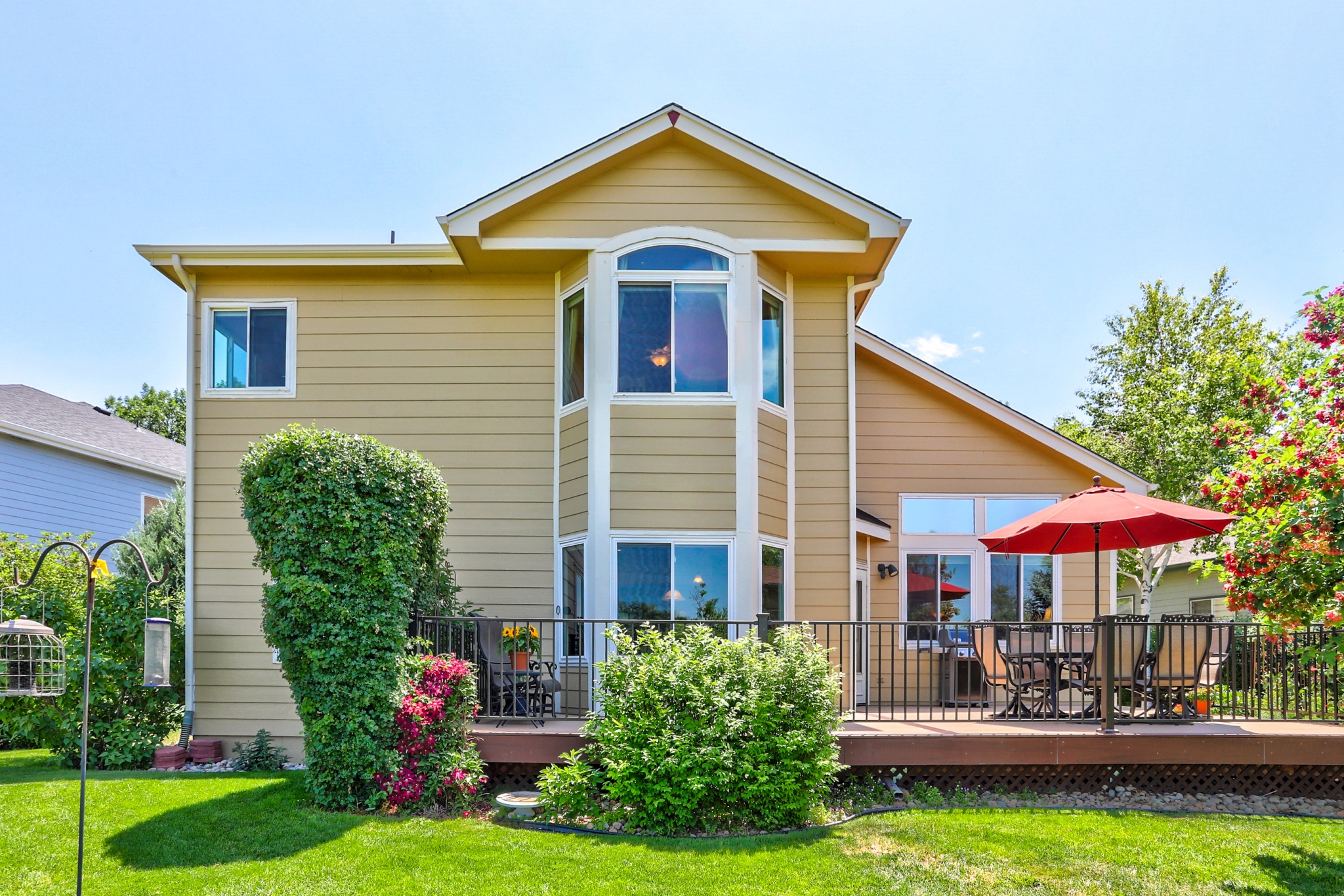 REAL ESTATE LISTING: 610 Clarendon Drive Longmont Back Yard