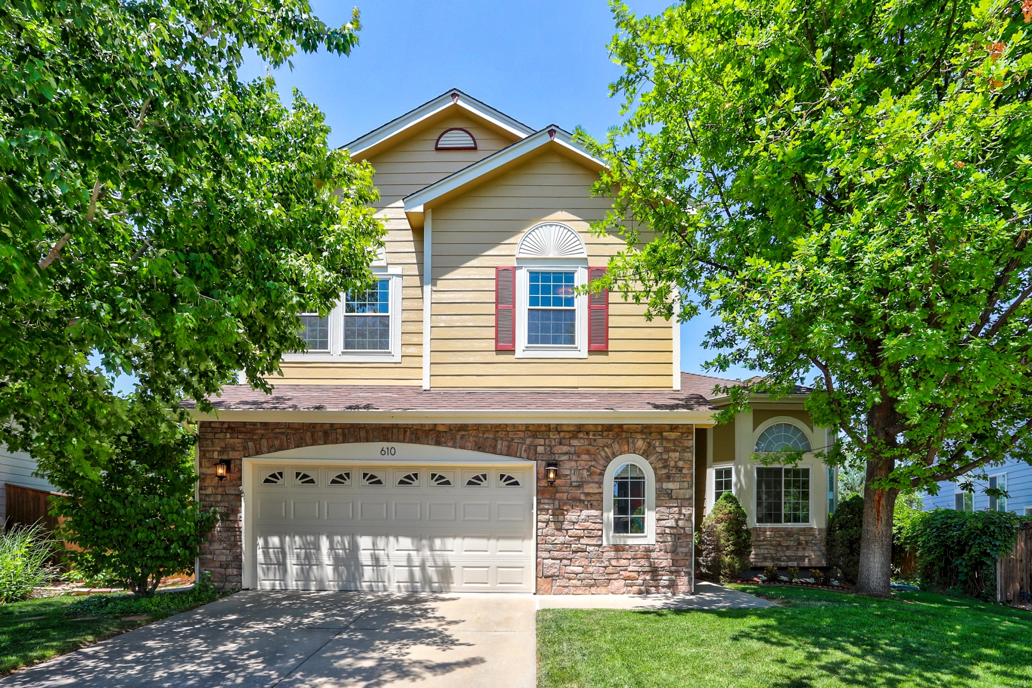 REAL ESTATE LISTING: 610 Clarendon Drive Longmont