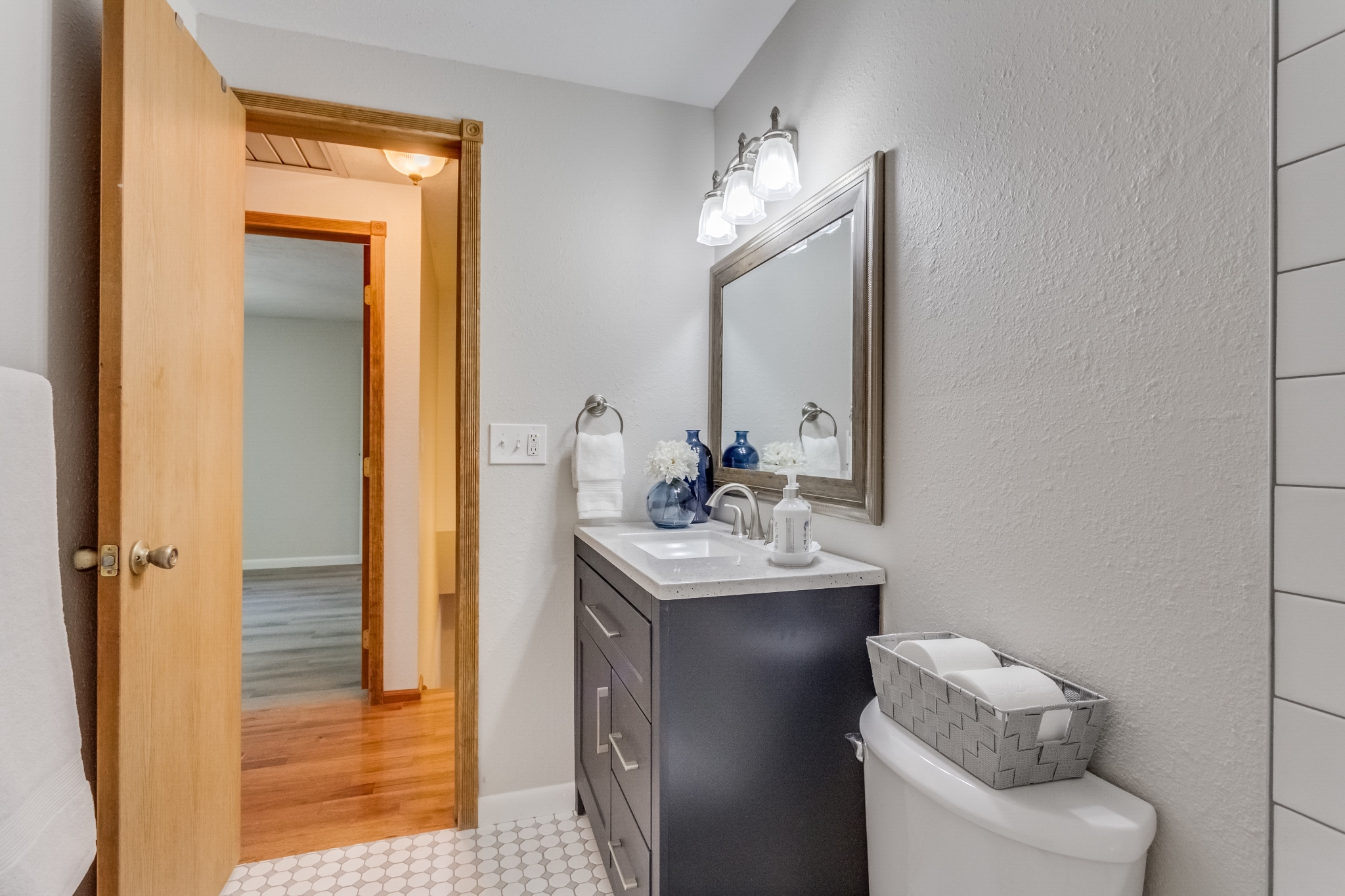 REAL ESTATE LISTING: 461 Verdant Cir Longmont Primary Shared Bath