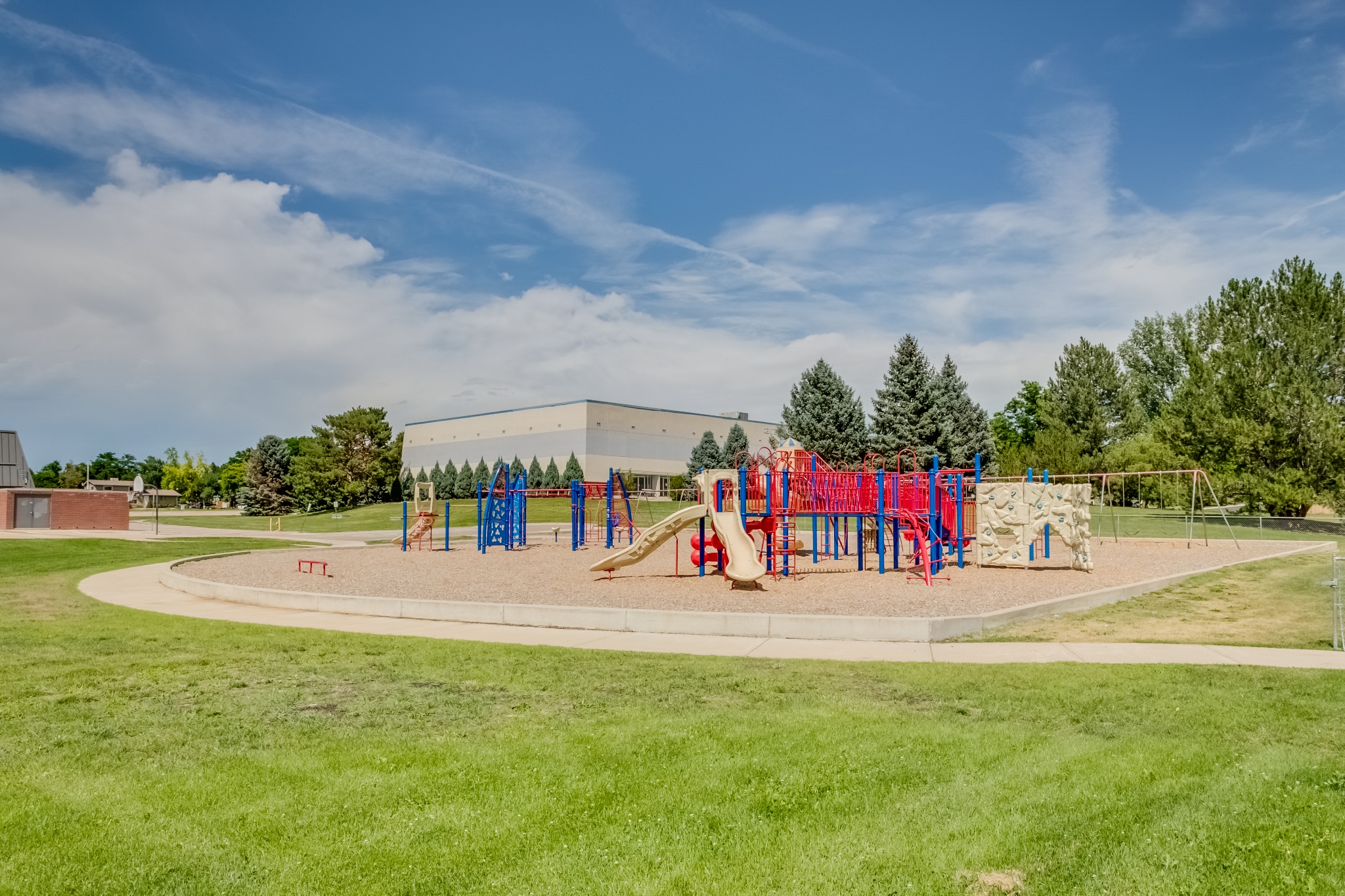REAL ESTATE LISTING: 461 Verdant Cir Longmont Nearby Park