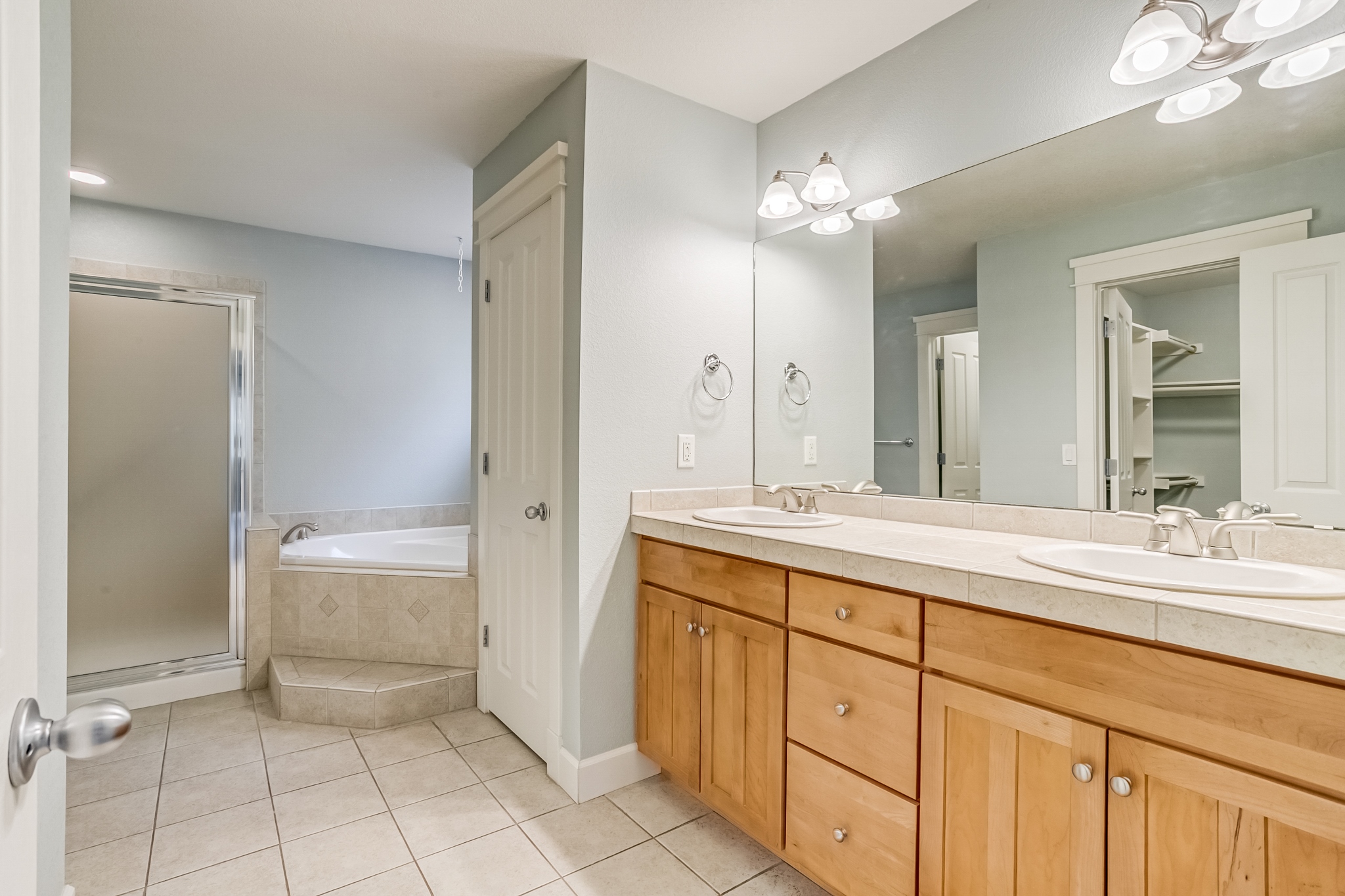 REAL ESTATE LISTING: 447 Olympia Ave Longmont Primary Bath