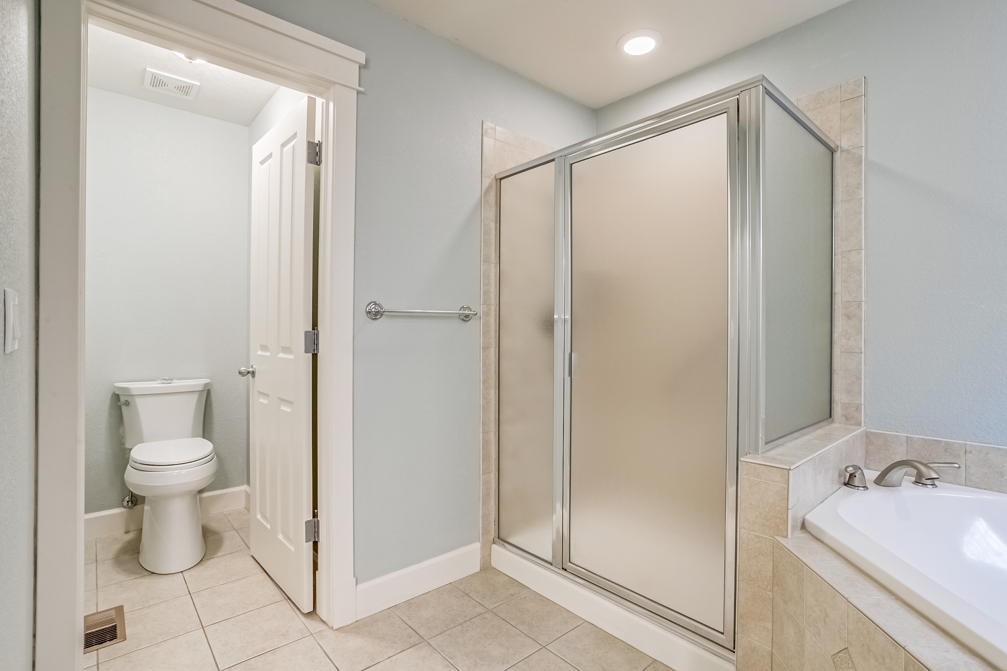 REAL ESTATE LISTING: 447 Olympia Ave Longmont Primary Bath