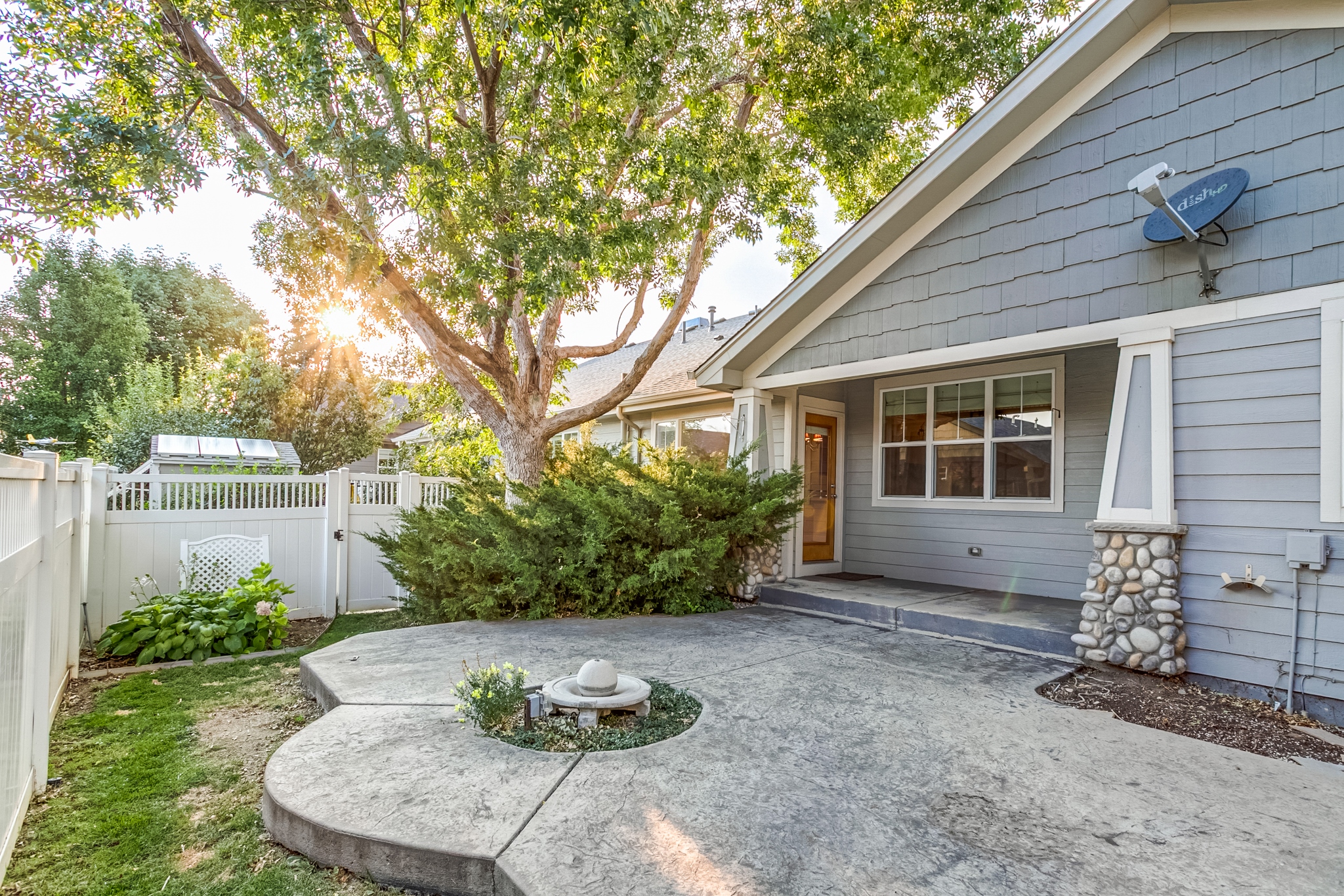 REAL ESTATE LISTING: 447 Olympia Ave Longmont Back Patio