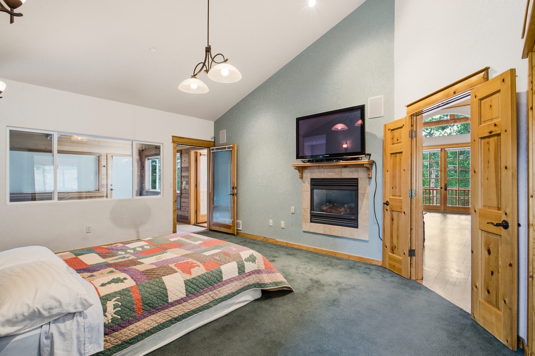 REAL ESTATE LISTING: 221 Rockledge Circle Lyons Primary Bedroom