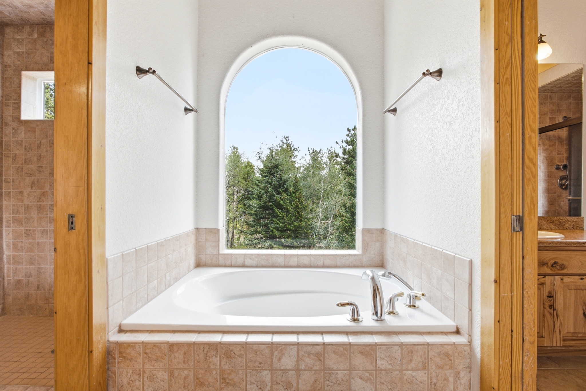 REAL ESTATE LISTING: 221 Rockledge Circle Lyons Primary Bath