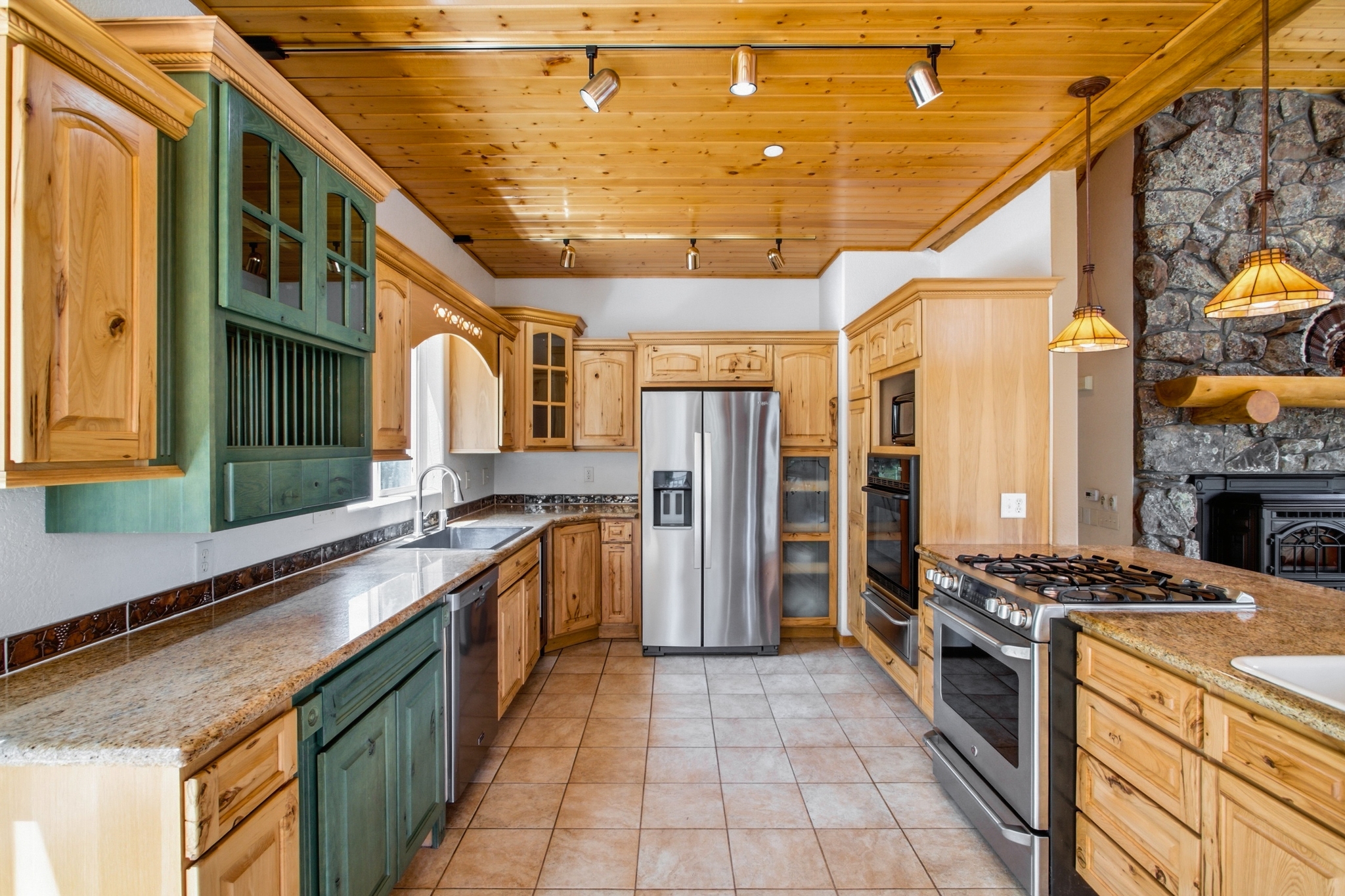 REAL ESTATE LISTING: 221 Rockledge Circle Lyons Kitchen