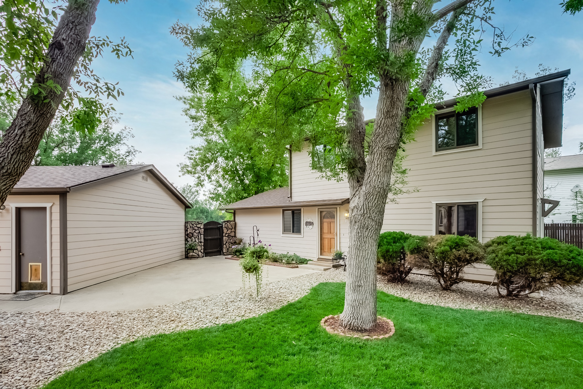 REAL ESTATE LISTING: 461 Verdant Cir Longmont Entry