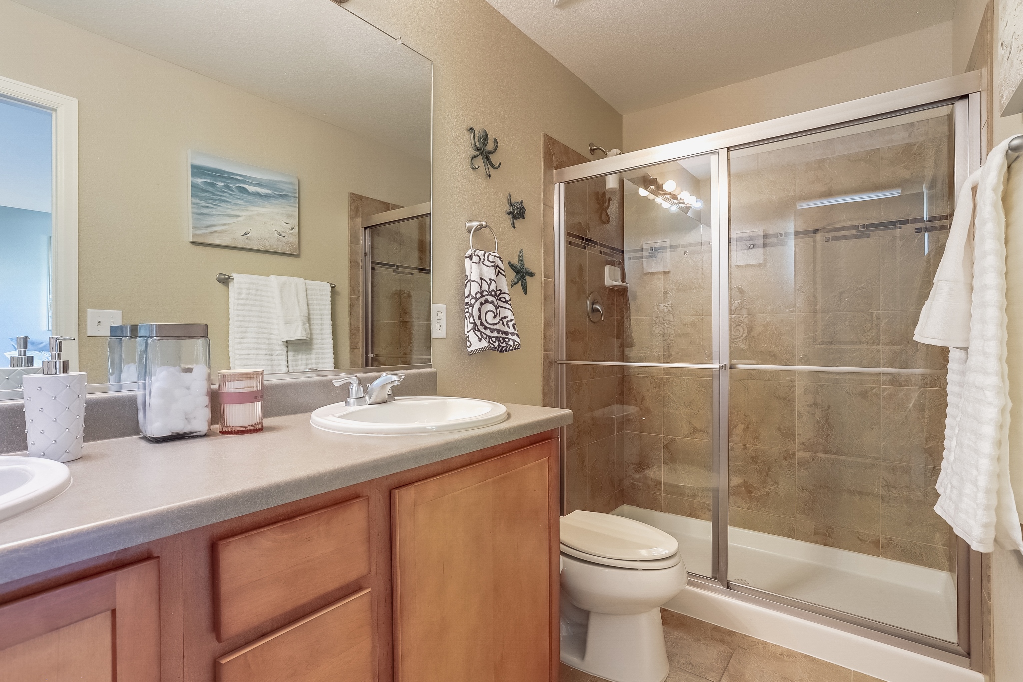 REAL ESTATE LISTING: 208 Olympia Ave Longmont Primary Bath