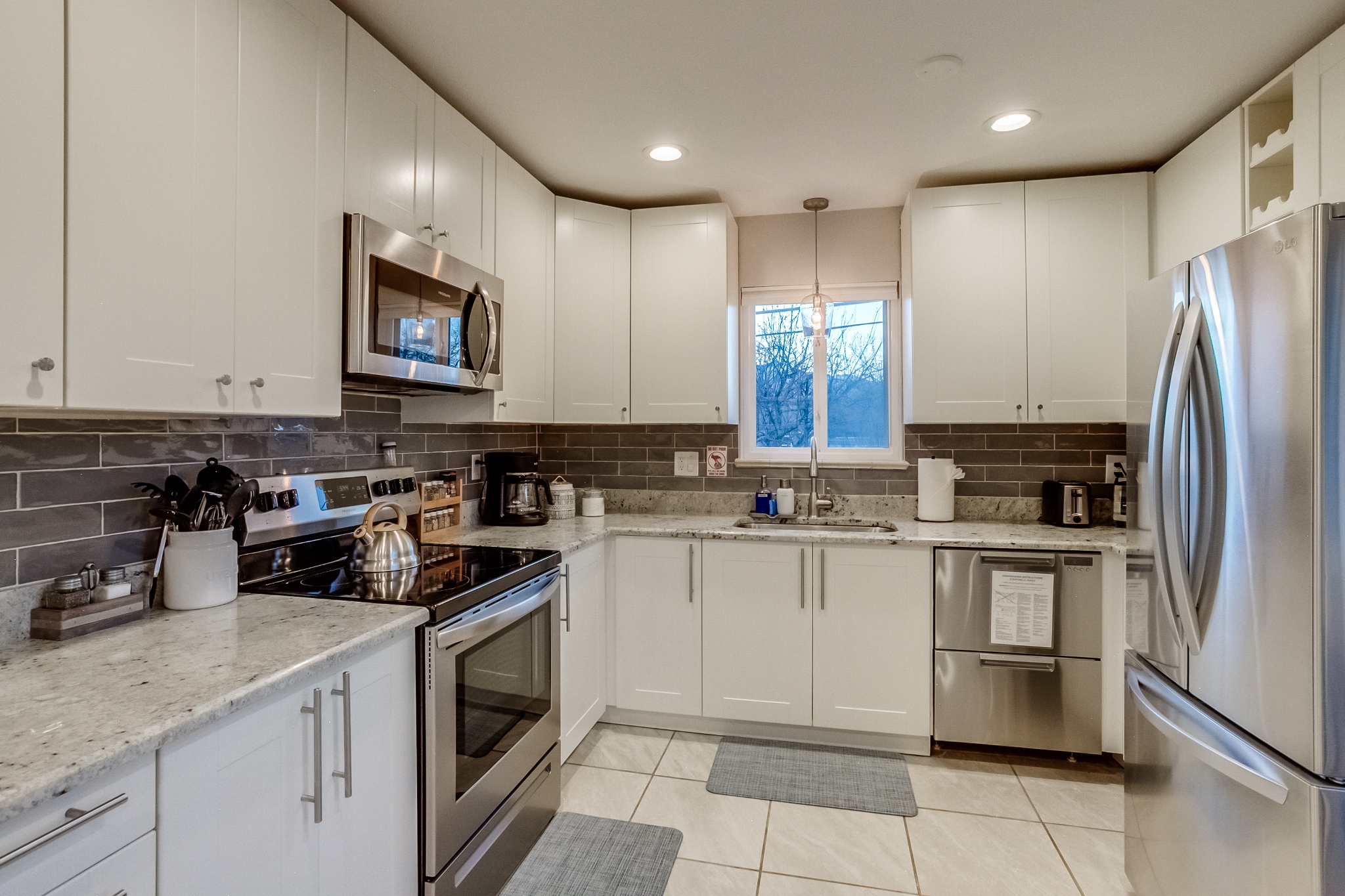 REAL ESTATE LISTING: 2502 Mount Vernon St Colorado Springs Kitchen