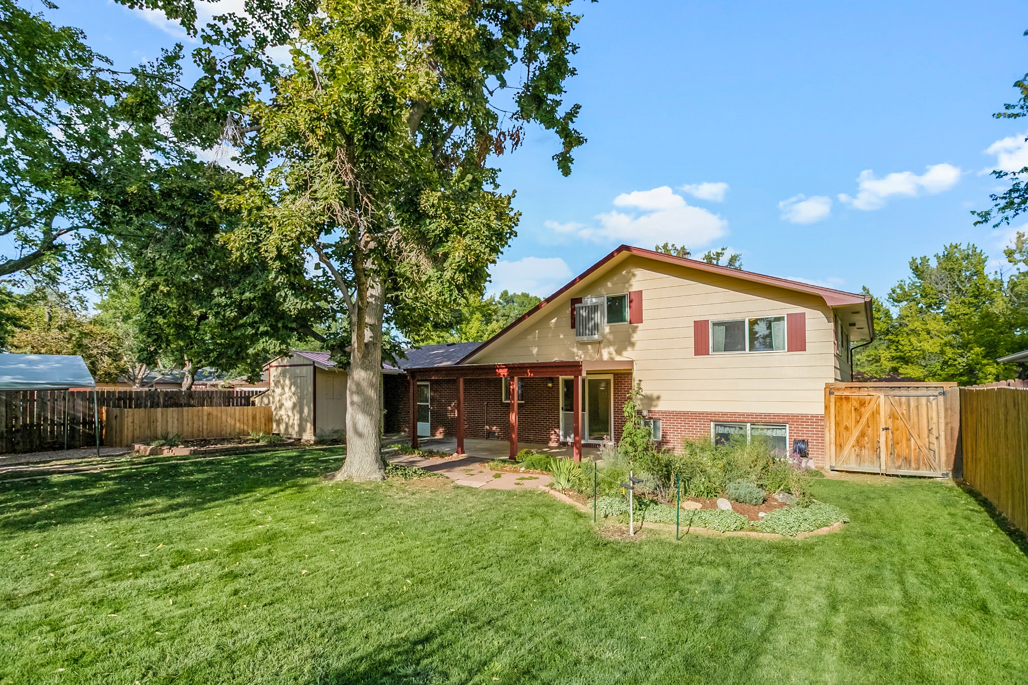 REAL ESTATE LISTING: 1423 Frontier St Back Yard