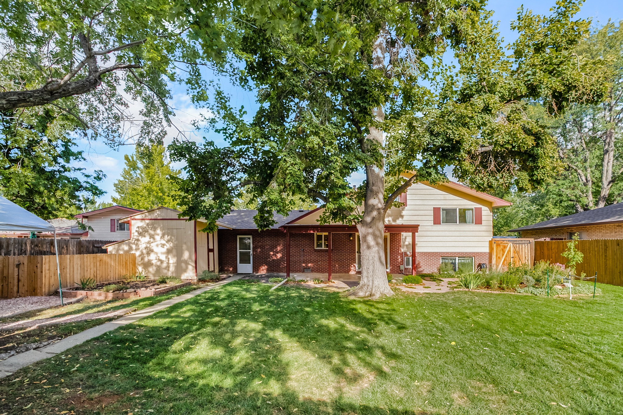 REAL ESTATE LISTING: 1423 Frontier St Back Yard