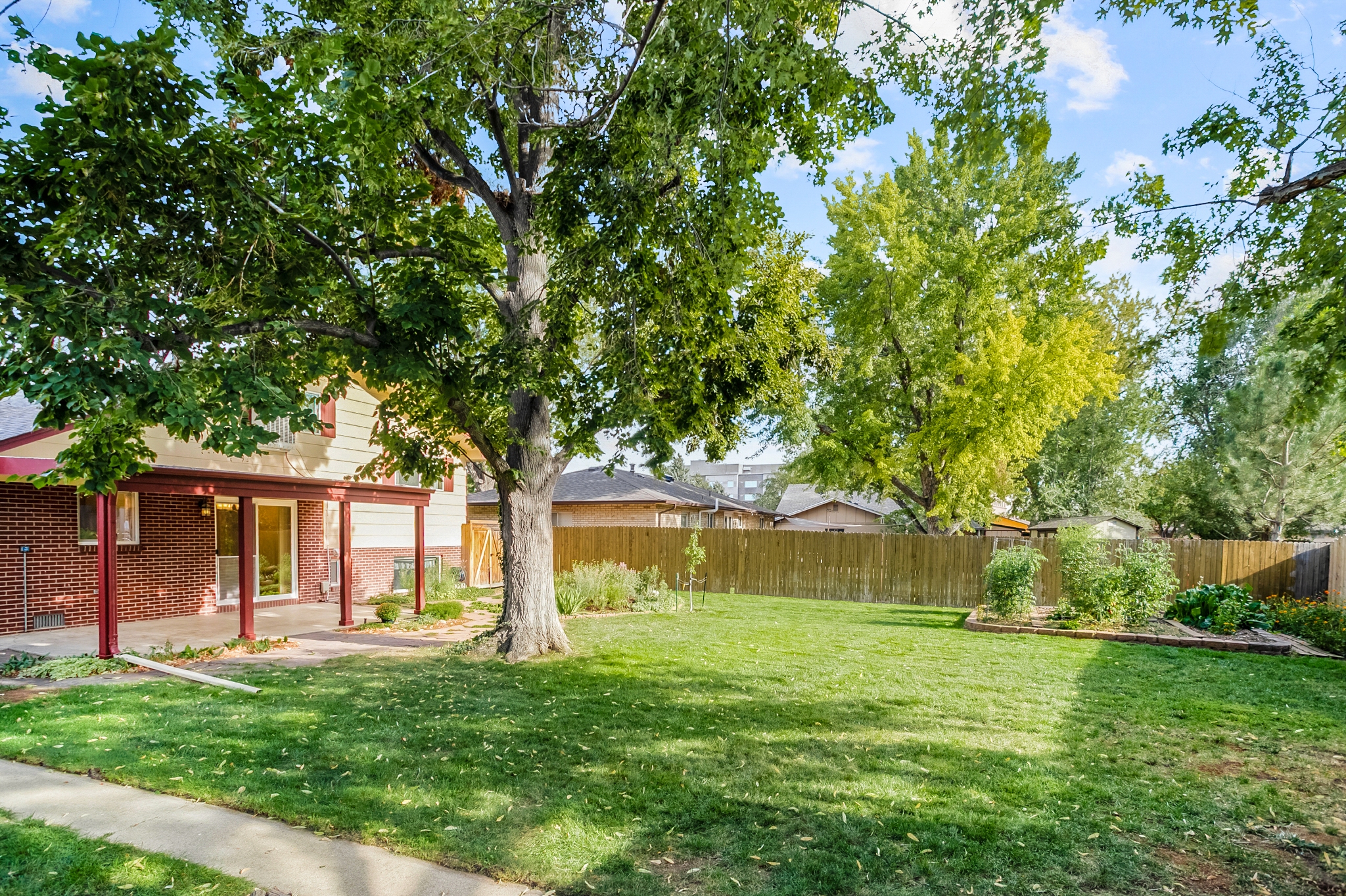 REAL ESTATE LISTING: 1423 Frontier St Back Yard