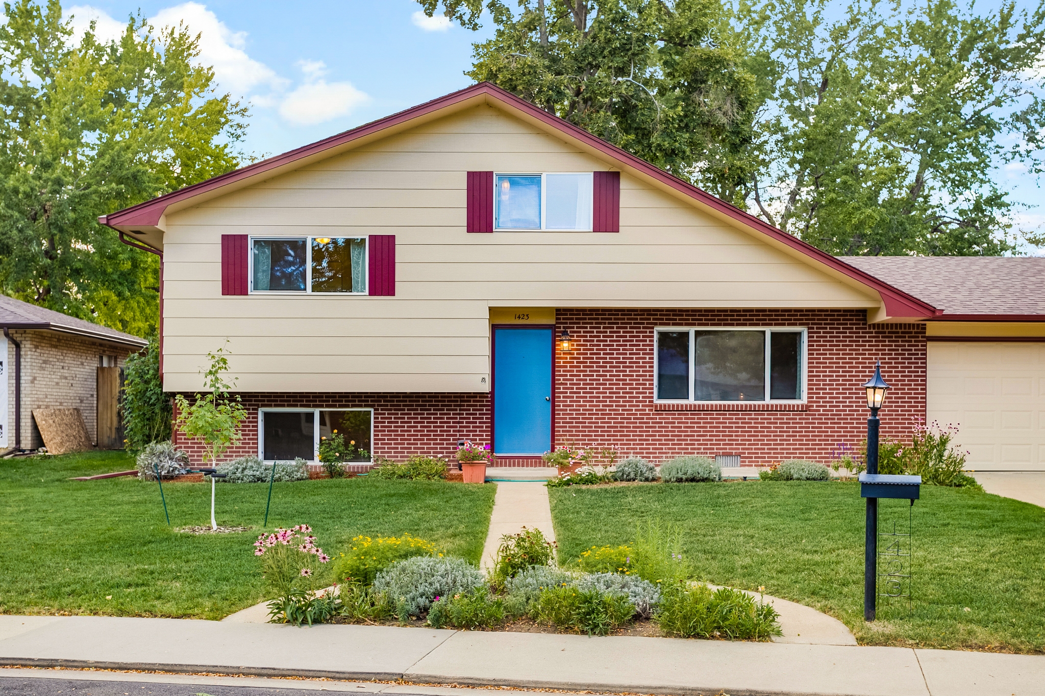 REAL ESTATE LISTING: 1423 Frontier St Front Exterior