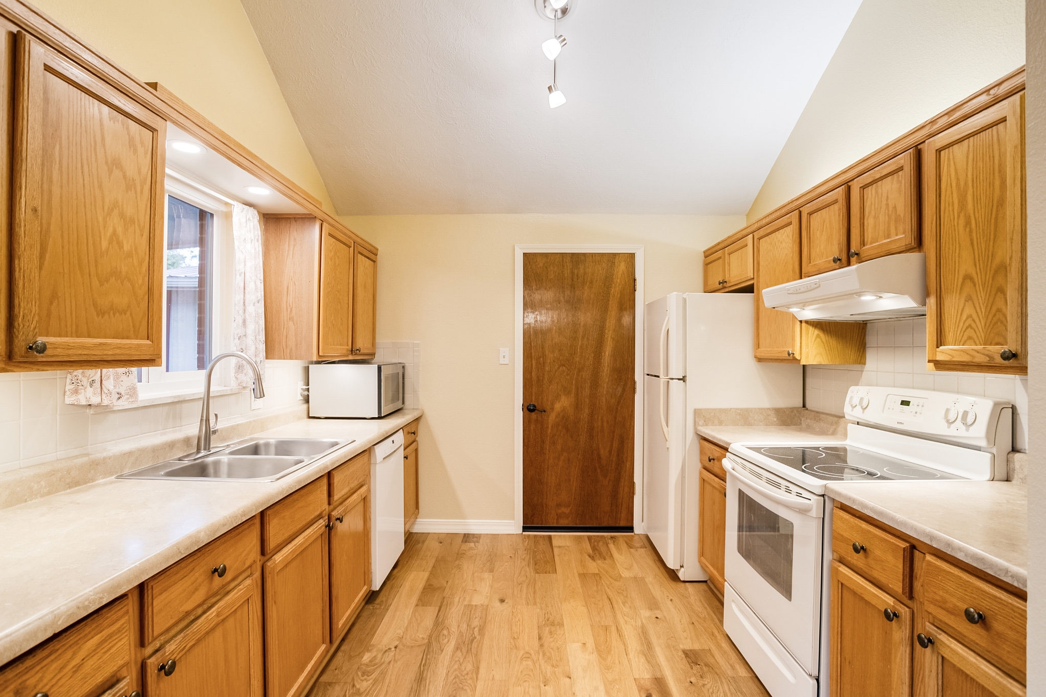 REAL ESTATE LISTING: 1423 Frontier St Kitchen