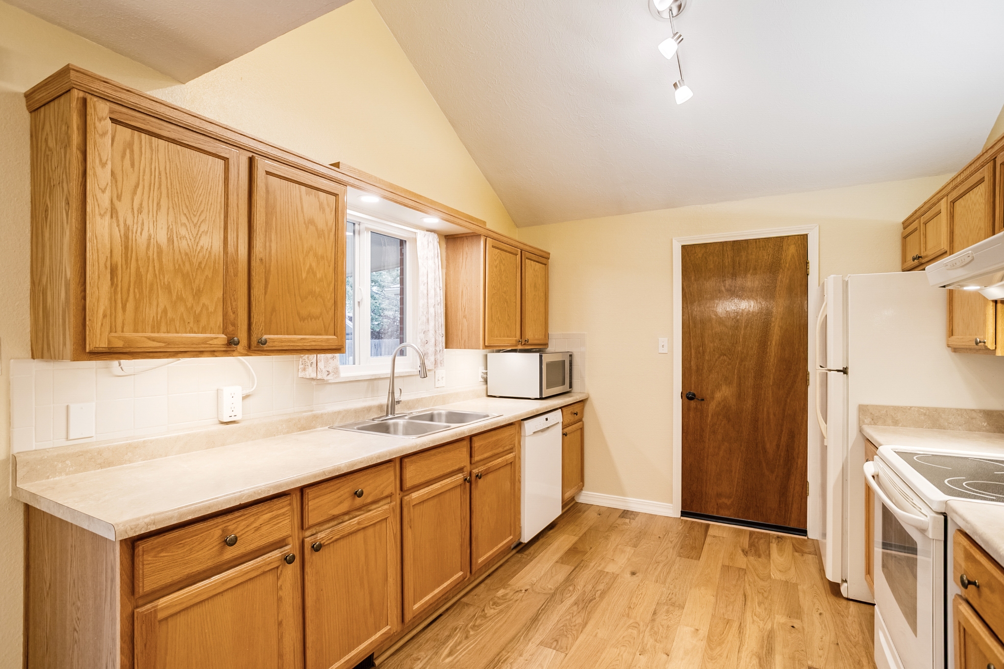 REAL ESTATE LISTING: 1423 Frontier St Kitchen
