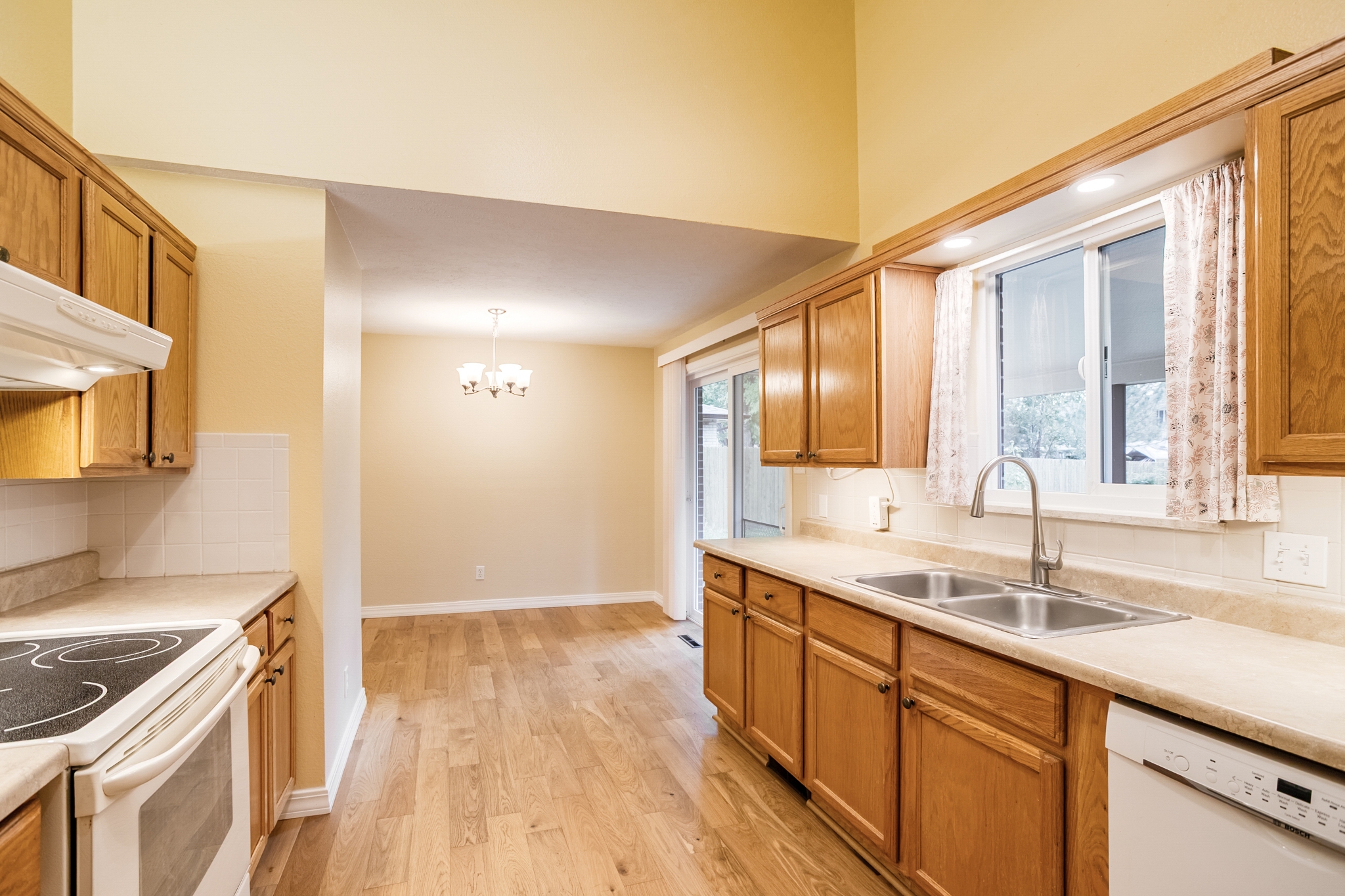 REAL ESTATE LISTING: 1423 Frontier St Kitchen