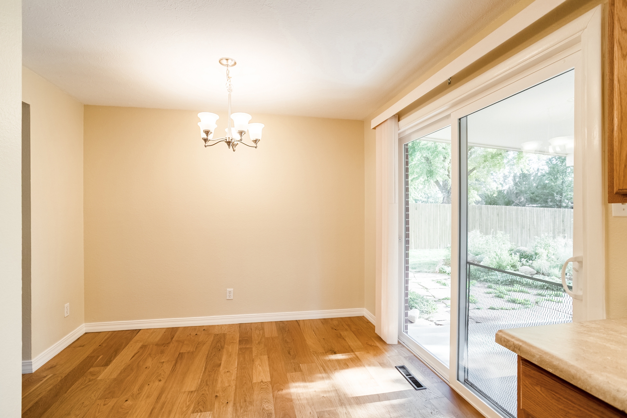 REAL ESTATE LISTING: 1423 Frontier St Dining Area