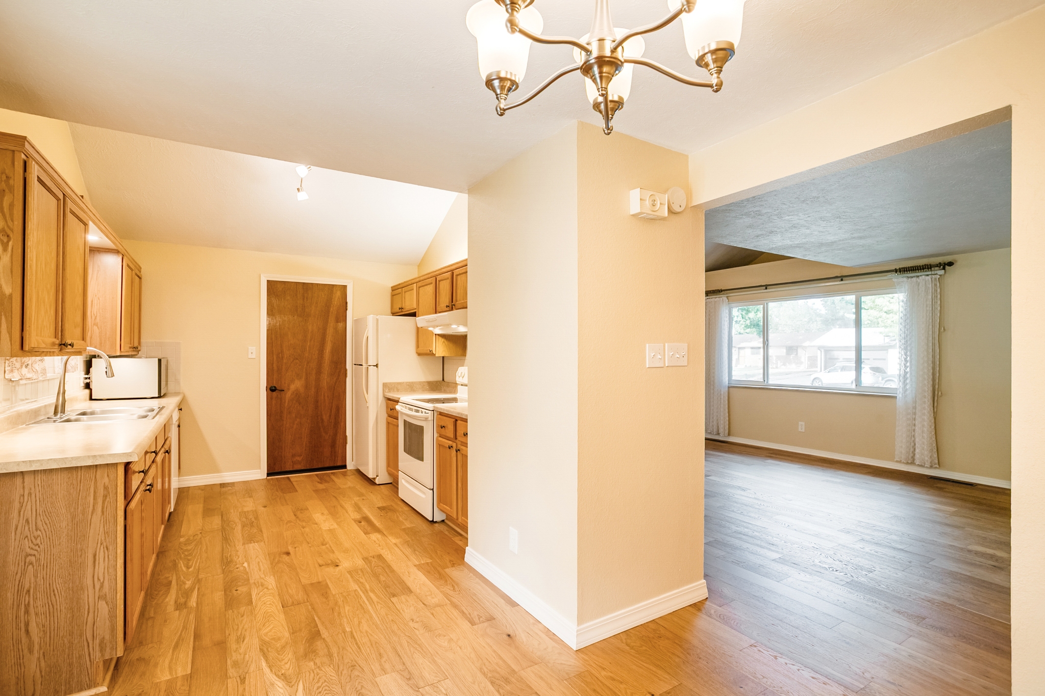 REAL ESTATE LISTING: 1423 Frontier St Dining Area
