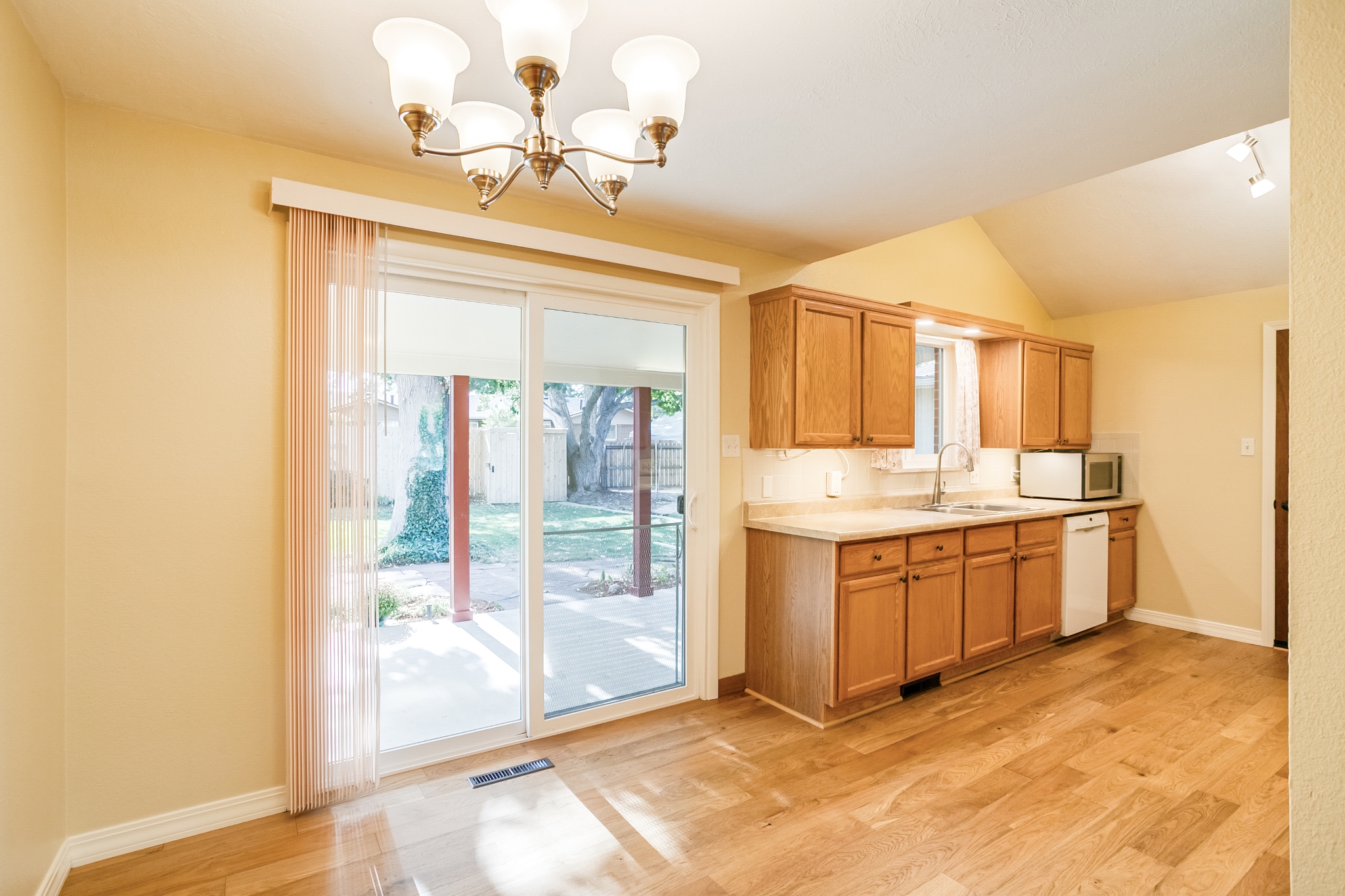 REAL ESTATE LISTING: 1423 Frontier St Dining Area