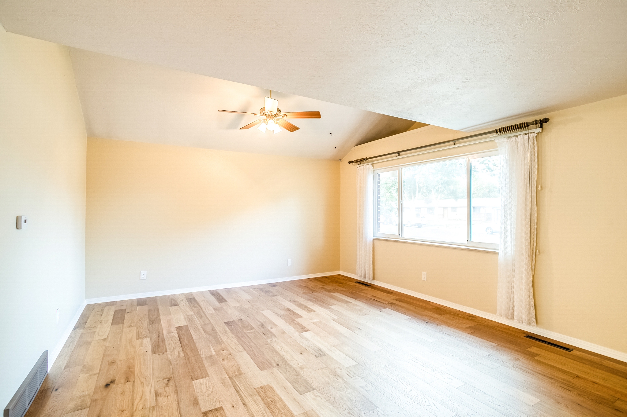 REAL ESTATE LISTING: 1423 Frontier St Living Room