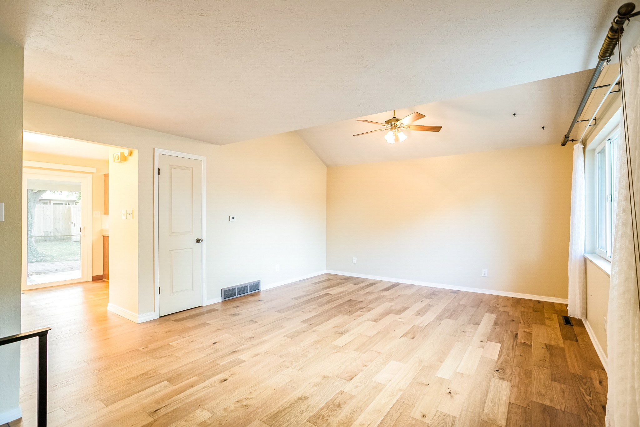 REAL ESTATE LISTING: 1423 Frontier St Living Room