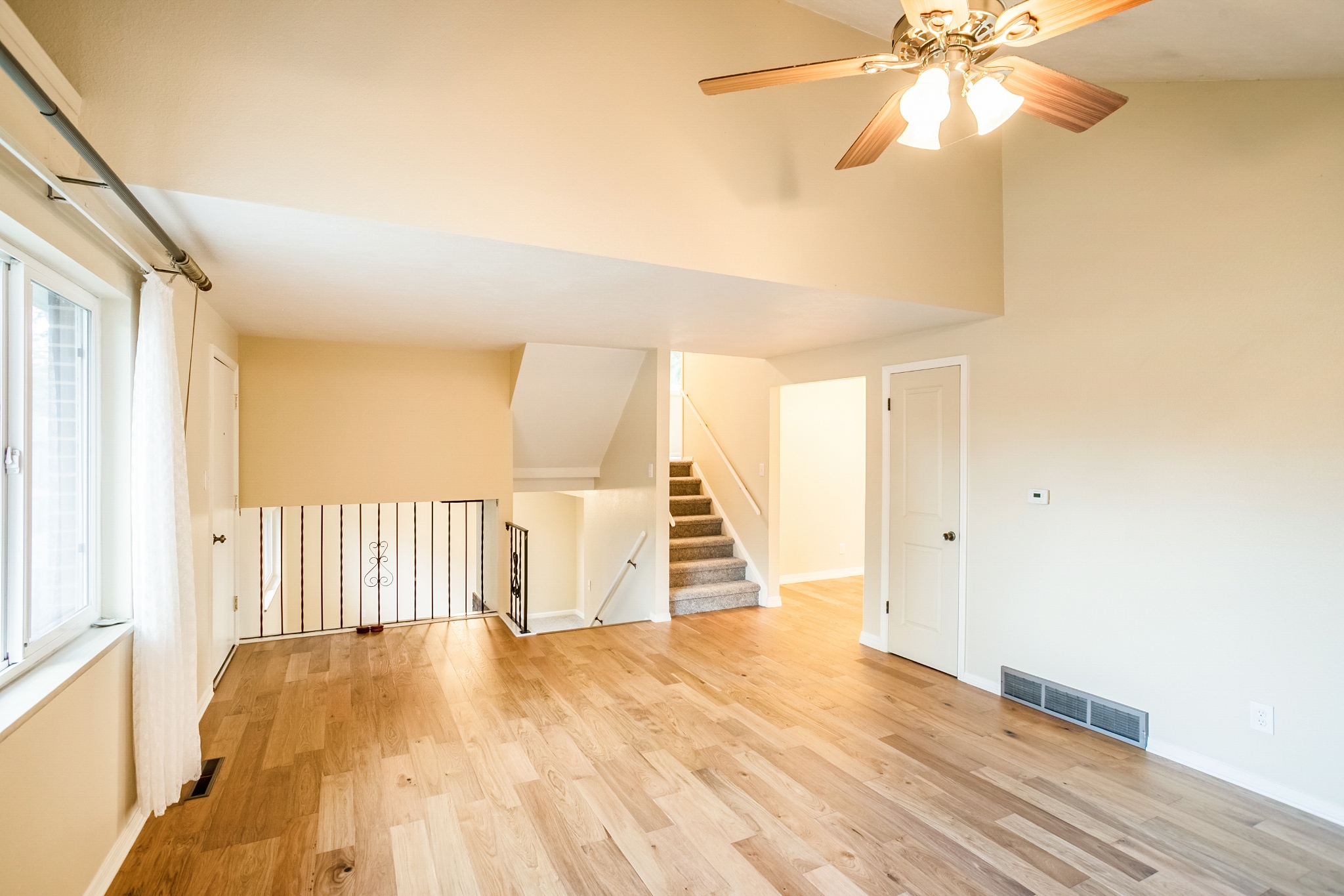 REAL ESTATE LISTING: 1423 Frontier St Living Room