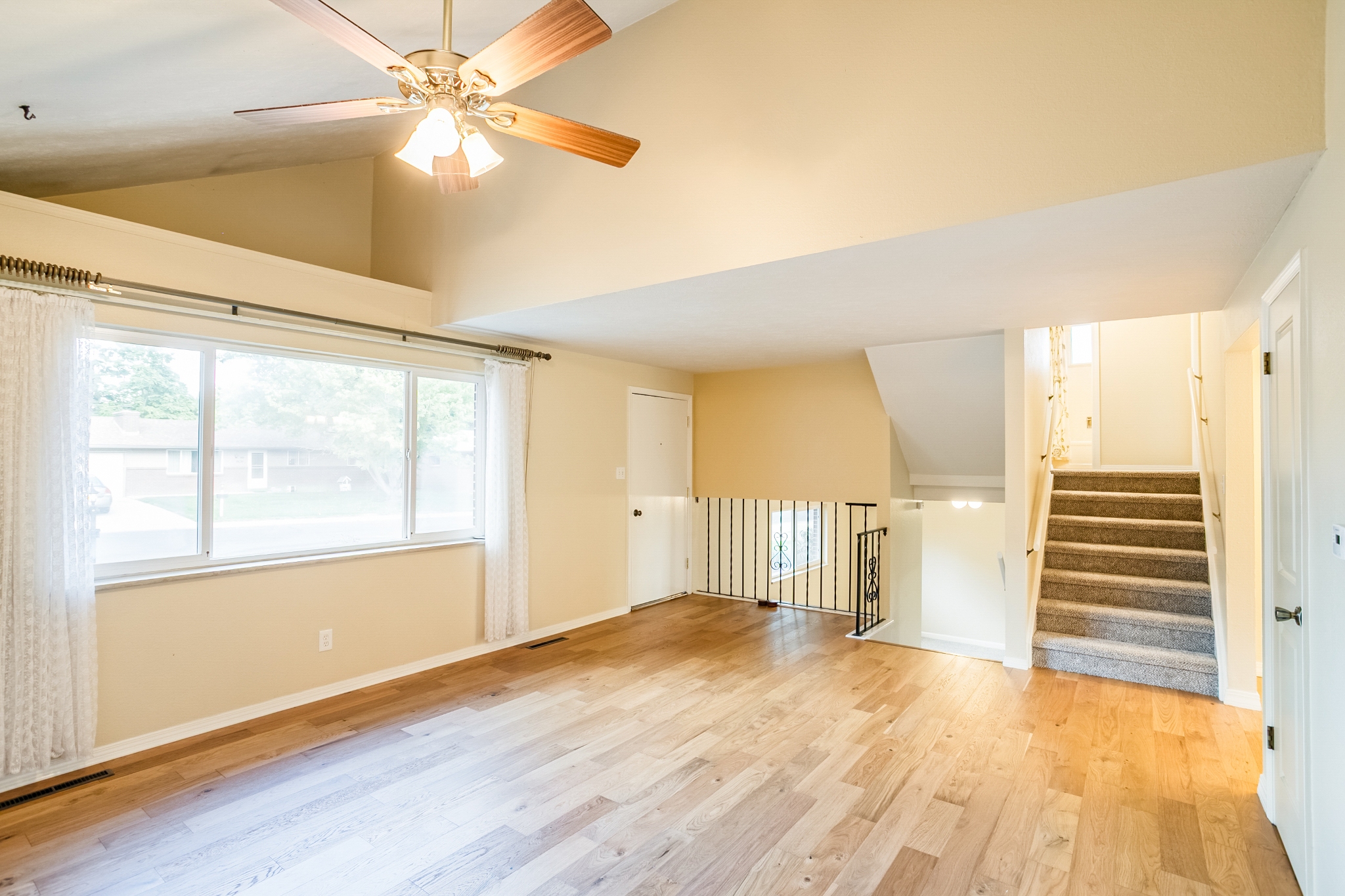 REAL ESTATE LISTING: 1423 Frontier St Living Room