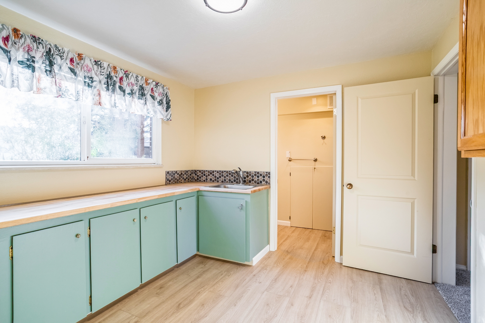 REAL ESTATE LISTING: 1423 Frontier St Laundry Room