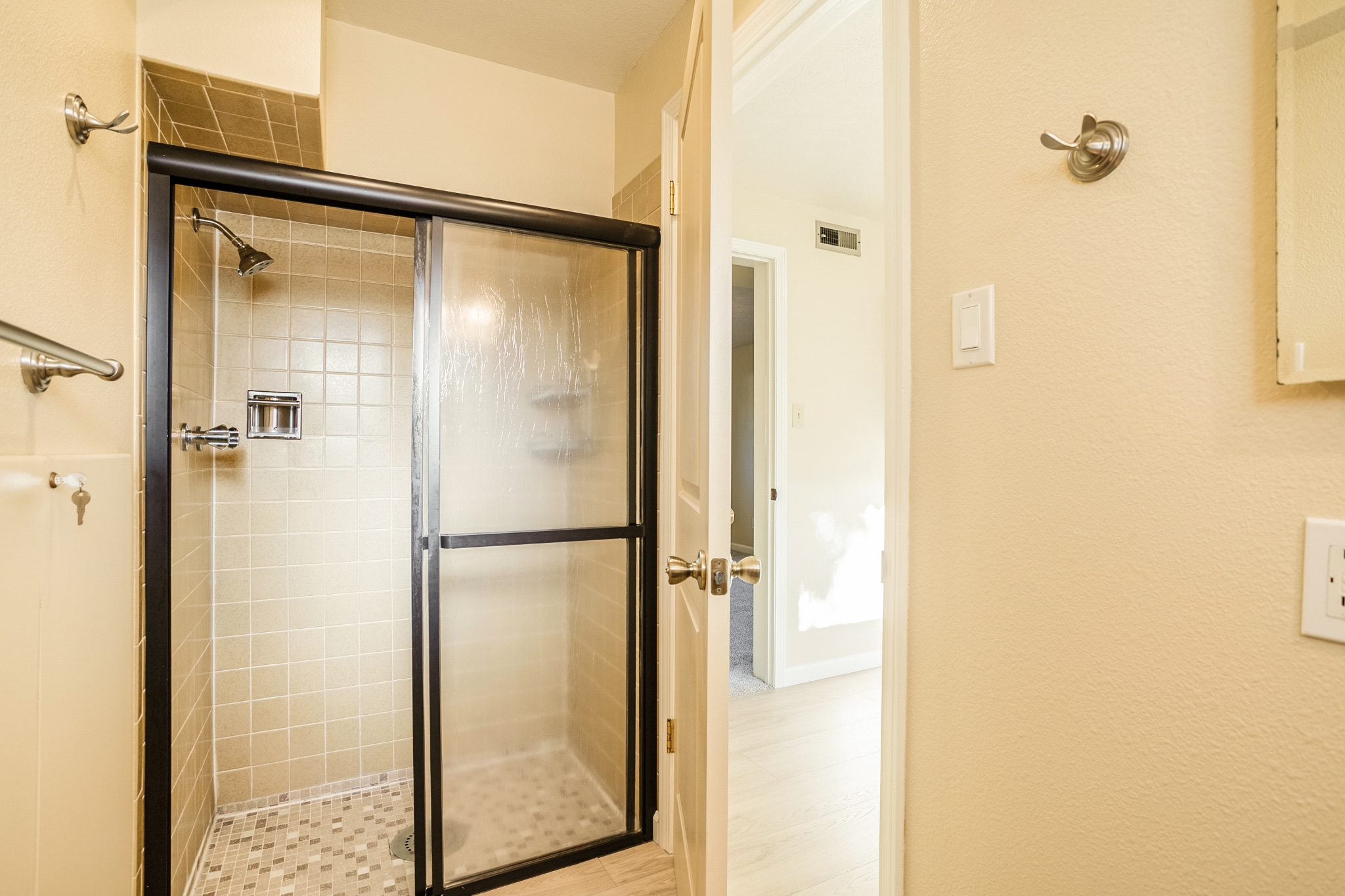 REAL ESTATE LISTING: 1423 Frontier St Lower Level Bath
