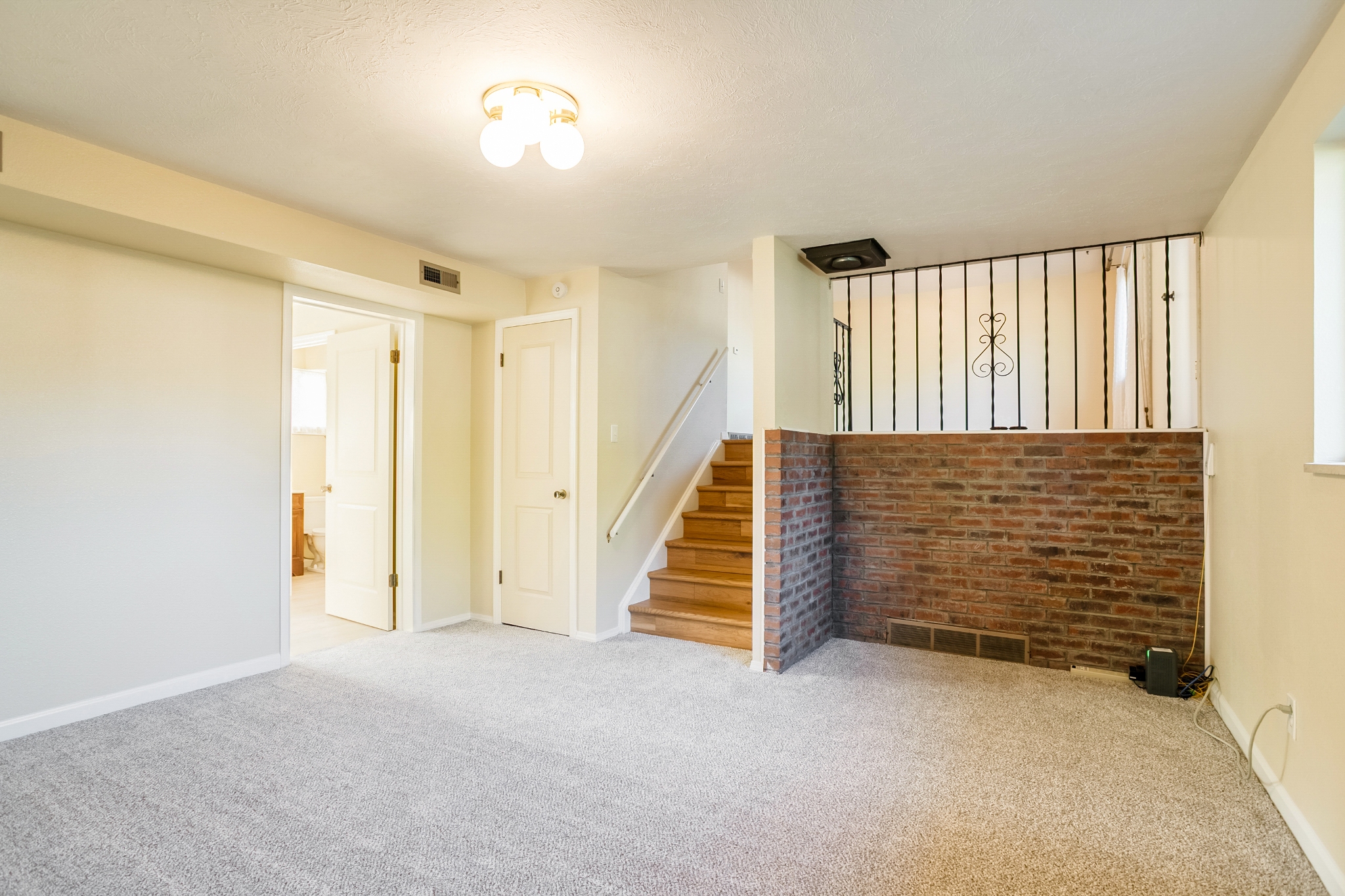 REAL ESTATE LISTING: 1423 Frontier St Recreation Room