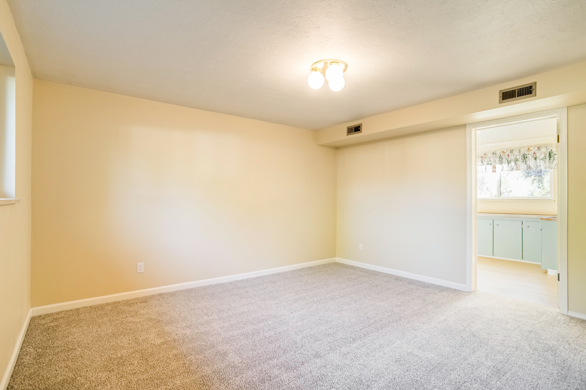 REAL ESTATE LISTING: 1423 Frontier St Recreation Room