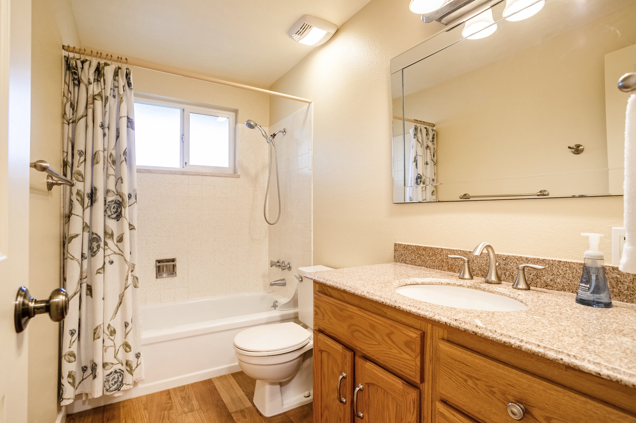 REAL ESTATE LISTING: 1423 Frontier St Shared Full Bath