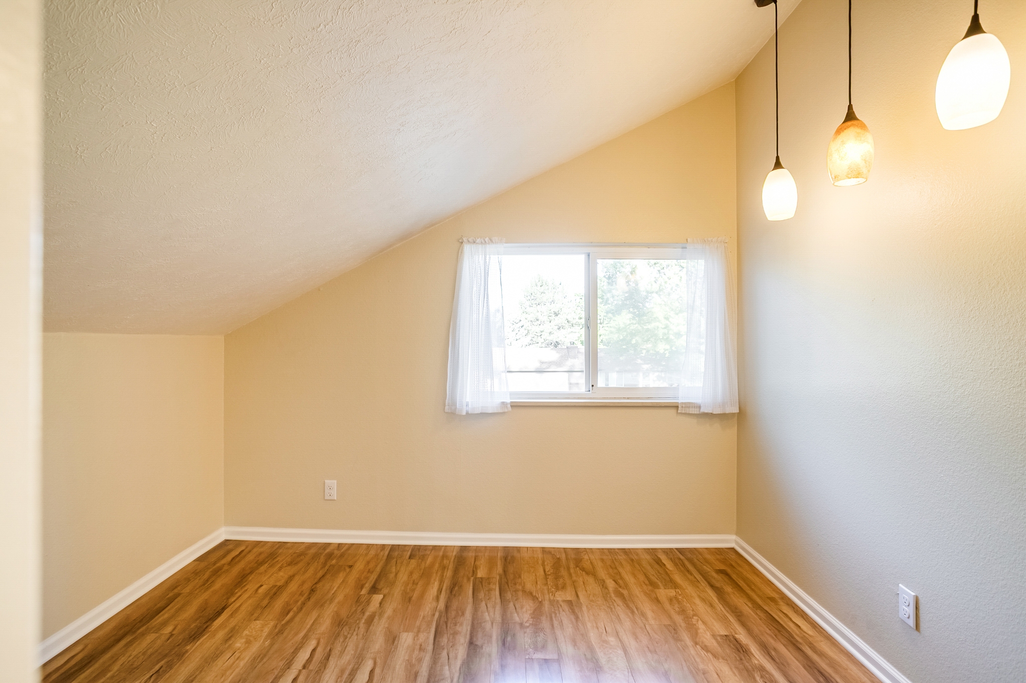 REAL ESTATE LISTING: 1423 Frontier St Flex Room
