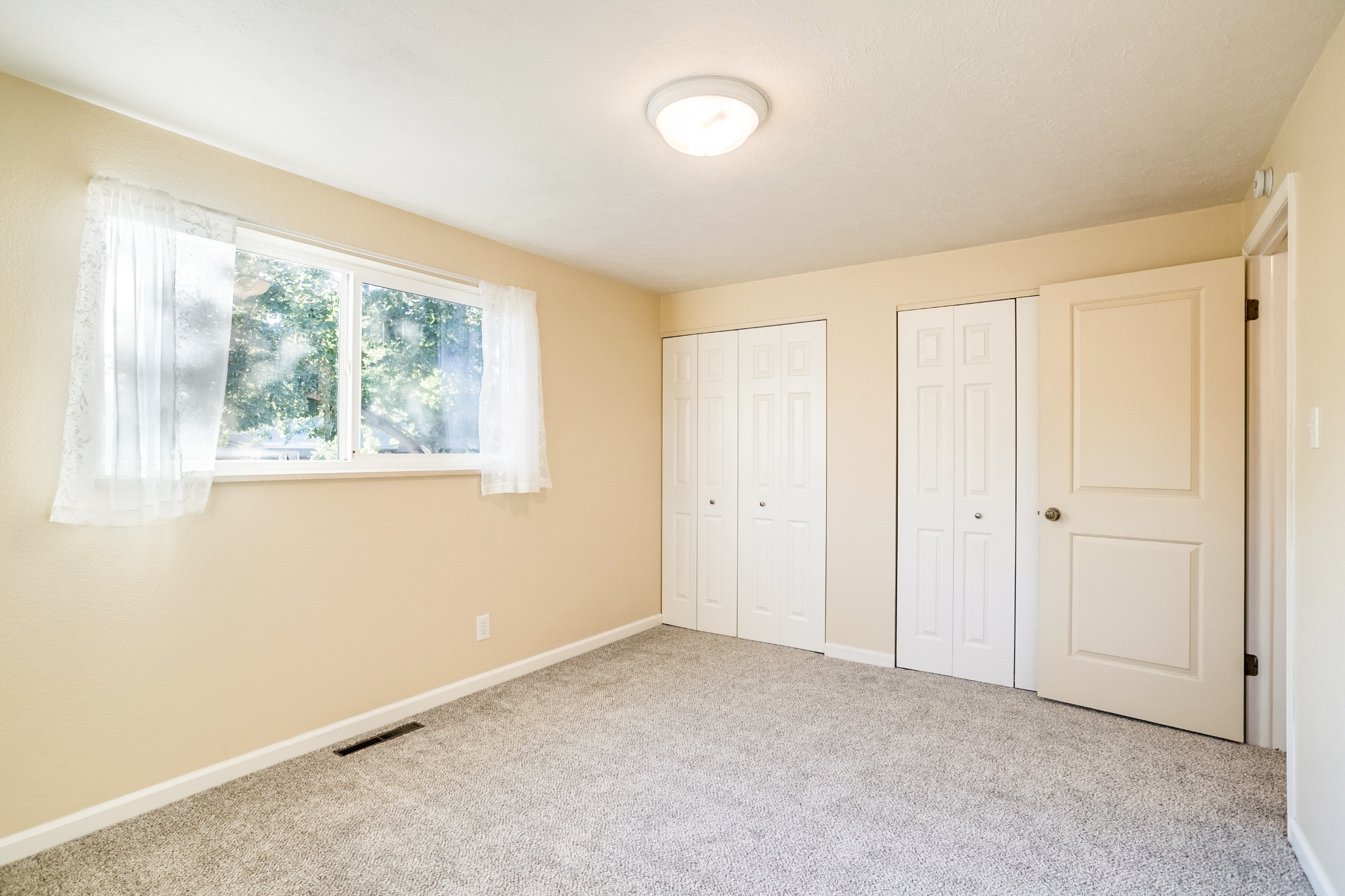 REAL ESTATE LISTING: 1423 Frontier St Bedroom 2