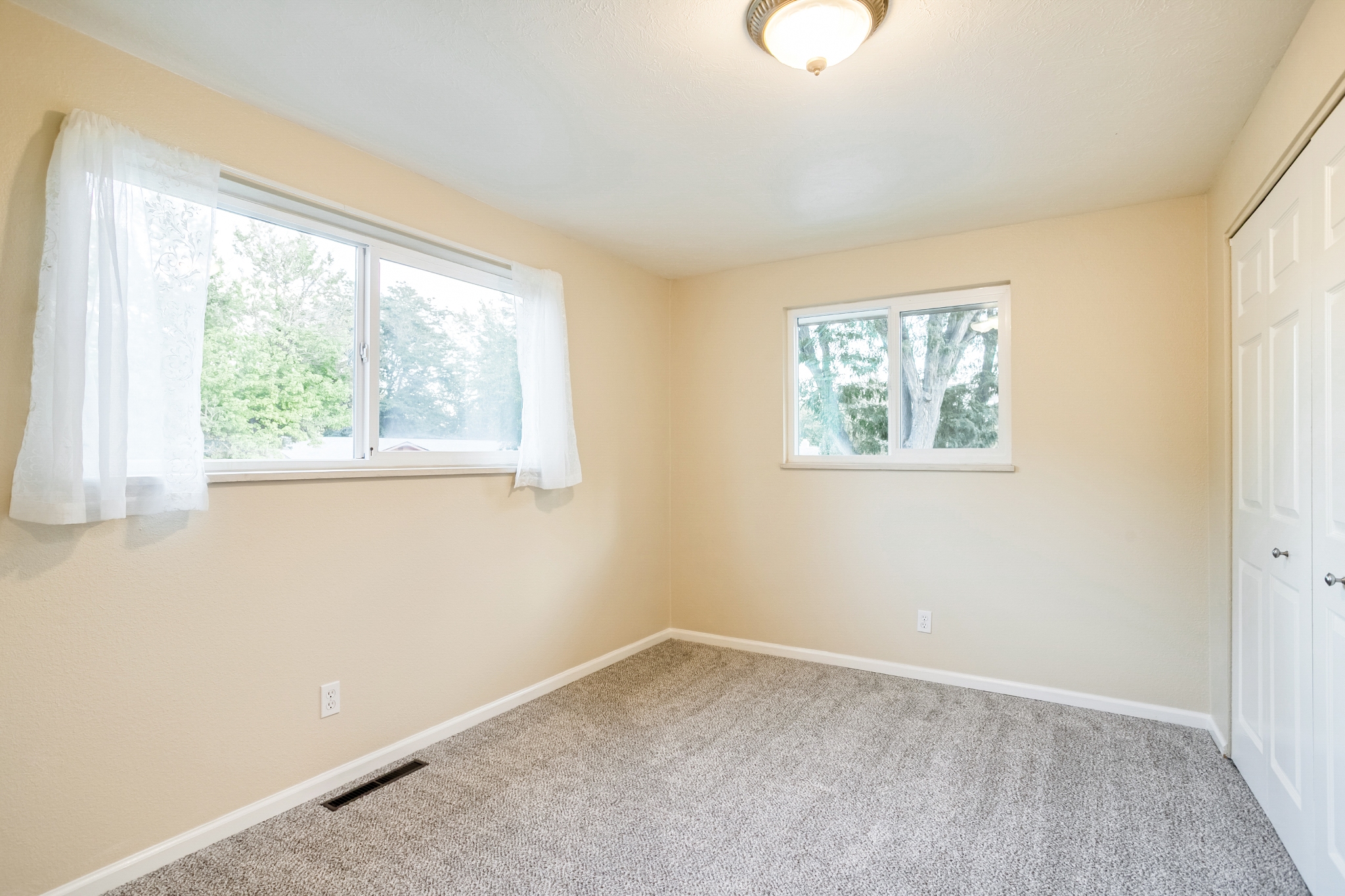 REAL ESTATE LISTING: 1423 Frontier St Primary Bedroom