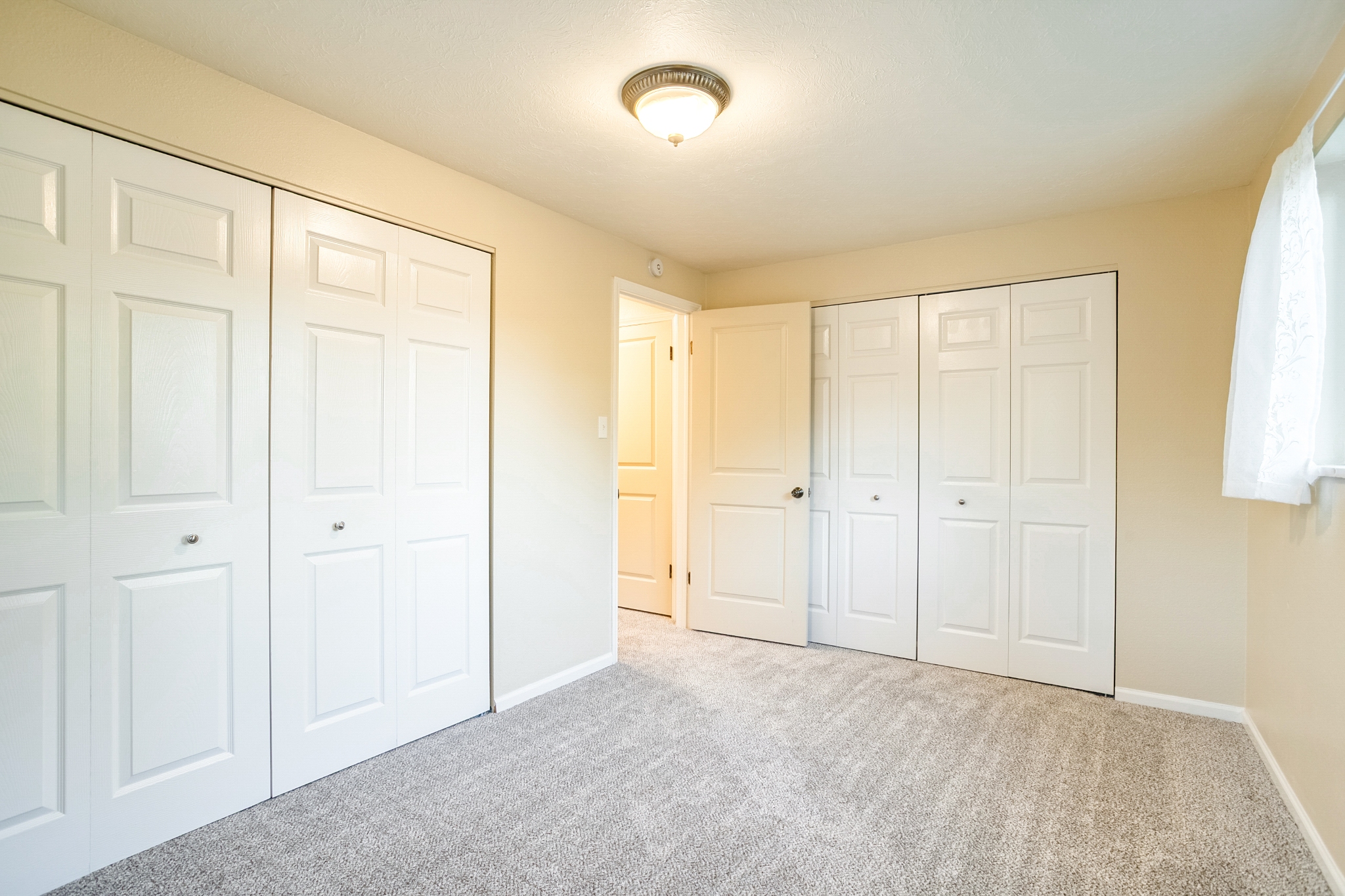 REAL ESTATE LISTING: 1423 Frontier St Primary Bedroom
