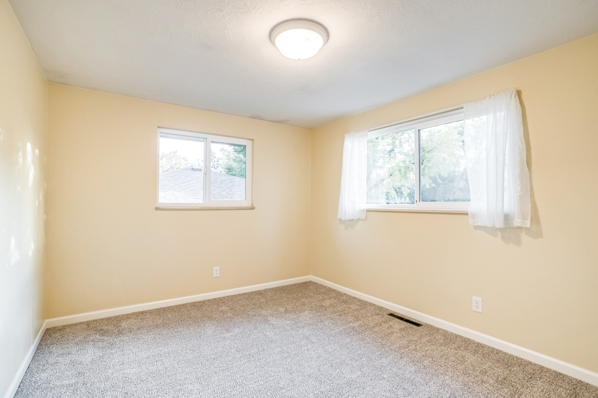 REAL ESTATE LISTING: 1423 Frontier St Bedroom 2