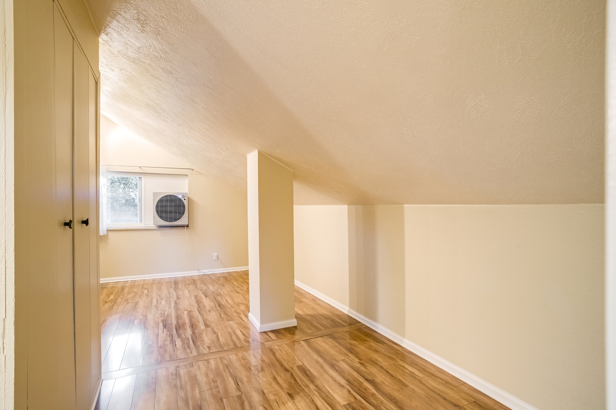 REAL ESTATE LISTING: 1423 Frontier St Bedroom 3