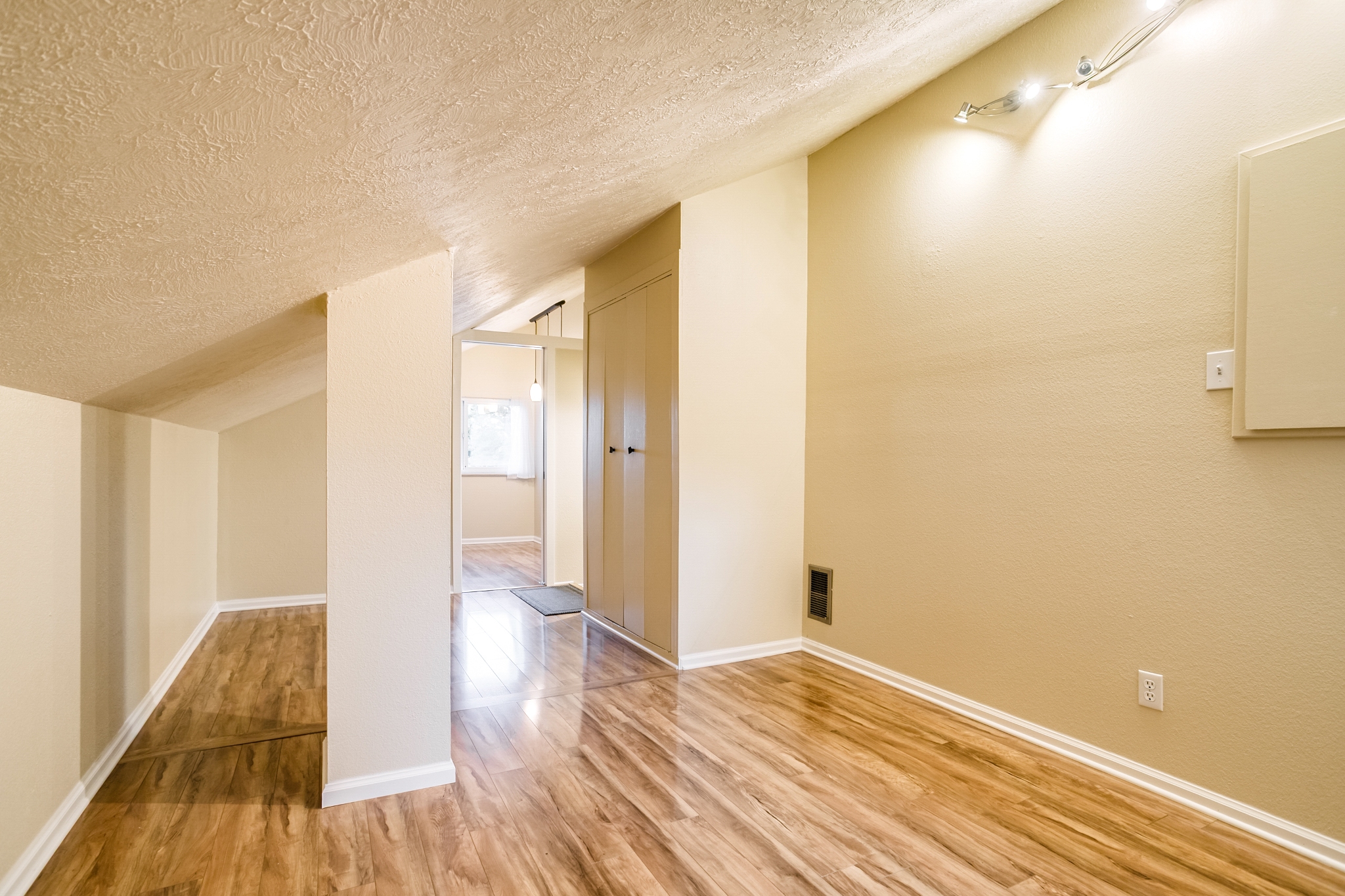 REAL ESTATE LISTING: 1423 Frontier St Bedroom 3
